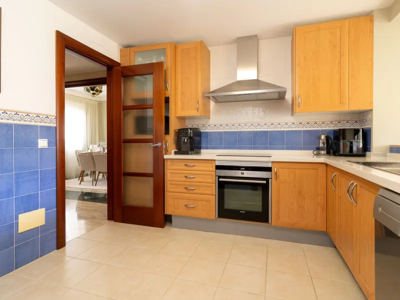 Impressive and spacious townhouse with idyllic valley views, located in the popular area of Calahonda , in a walking distance from the amenities.The townhouse is distributed on 3 floors and has 4 bedrooms, 3 bathrooms, a guest WC, very spacious living roo