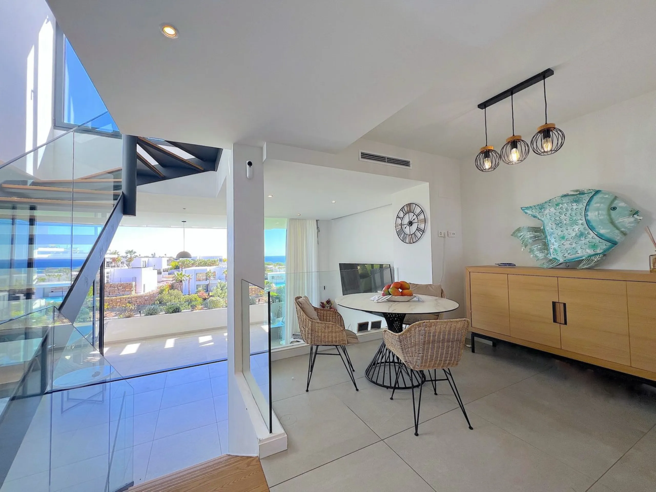 Welcome to your new dream home in Cabopino! This stunning semi-detached house, built in 2021, offers you an unrivalled living experience with panoramic sea views from every room. Located on the front line of the prestigious Cabopino golf course and a ston