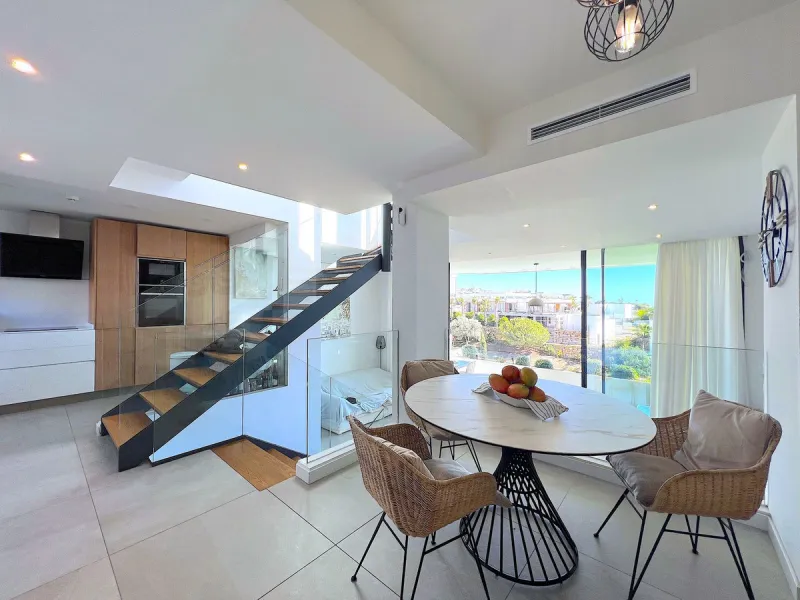Welcome to your new dream home in Cabopino! This stunning semi-detached house, built in 2021, offers you an unrivalled living experience with panoramic sea views from every room. Located on the front line of the prestigious Cabopino golf course and a ston