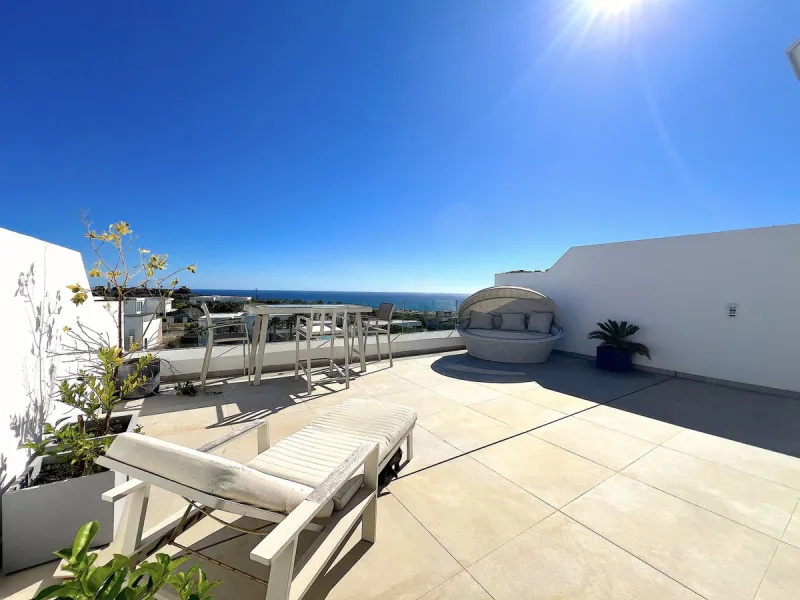 Welcome to your new dream home in Cabopino! This stunning semi-detached house, built in 2021, offers you an unrivalled living experience with panoramic sea views from every room. Located on the front line of the prestigious Cabopino golf course and a ston