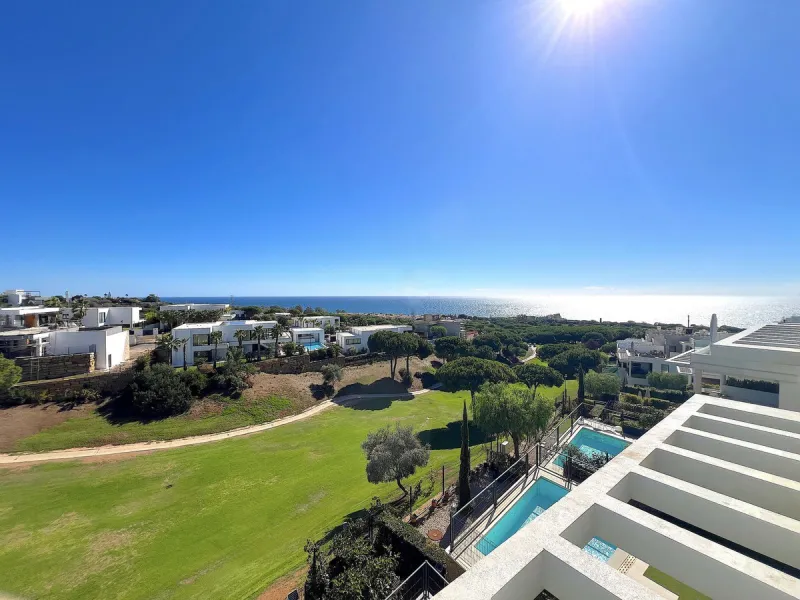 Welcome to your new dream home in Cabopino! This stunning semi-detached house, built in 2021, offers you an unrivalled living experience with panoramic sea views from every room. Located on the front line of the prestigious Cabopino golf course and a ston