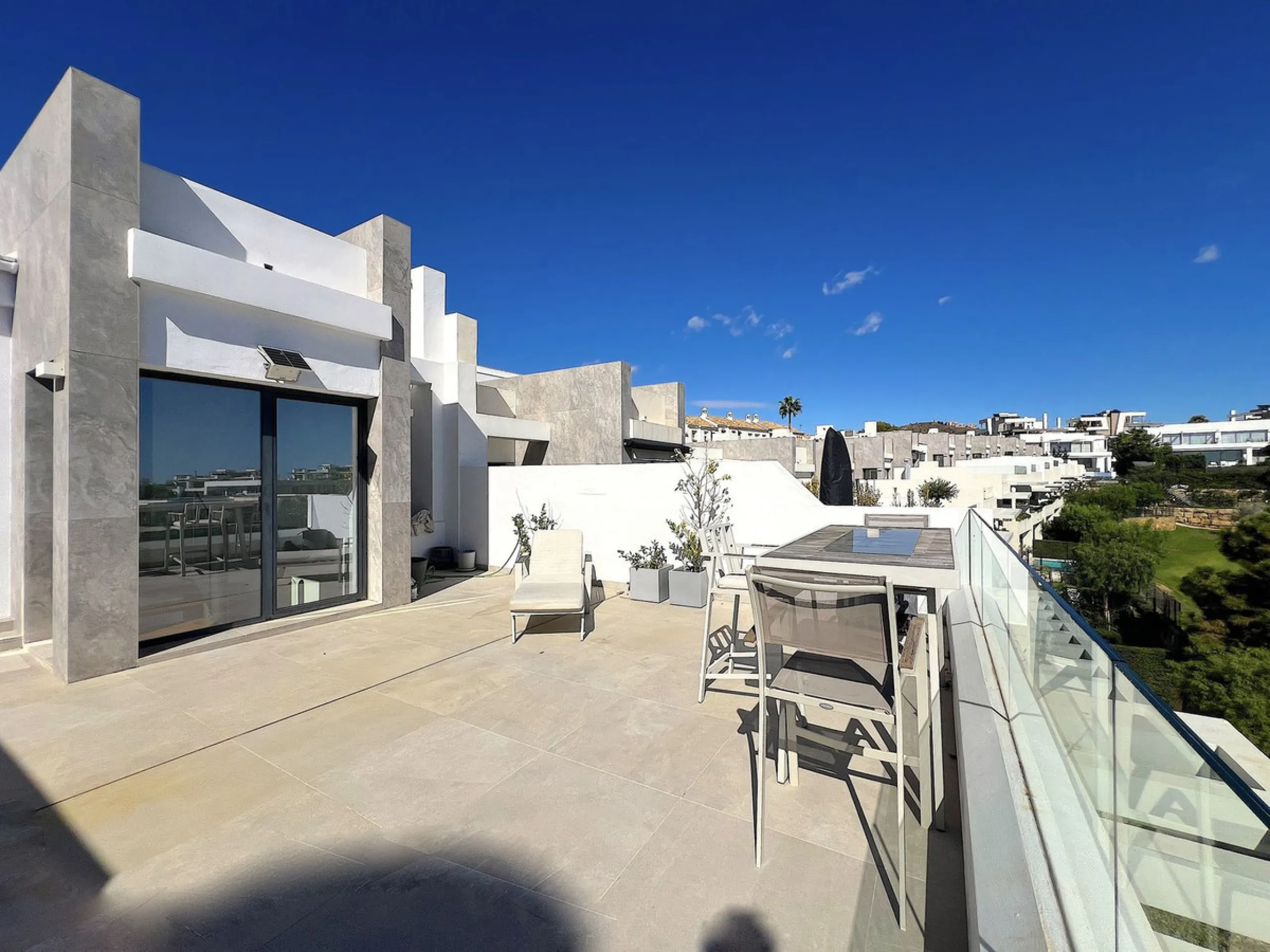Welcome to your new dream home in Cabopino! This stunning semi-detached house, built in 2021, offers you an unrivalled living experience with panoramic sea views from every room. Located on the front line of the prestigious Cabopino golf course and a ston