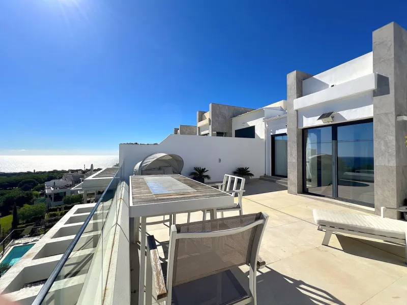 Welcome to your new dream home in Cabopino! This stunning semi-detached house, built in 2021, offers you an unrivalled living experience with panoramic sea views from every room. Located on the front line of the prestigious Cabopino golf course and a ston