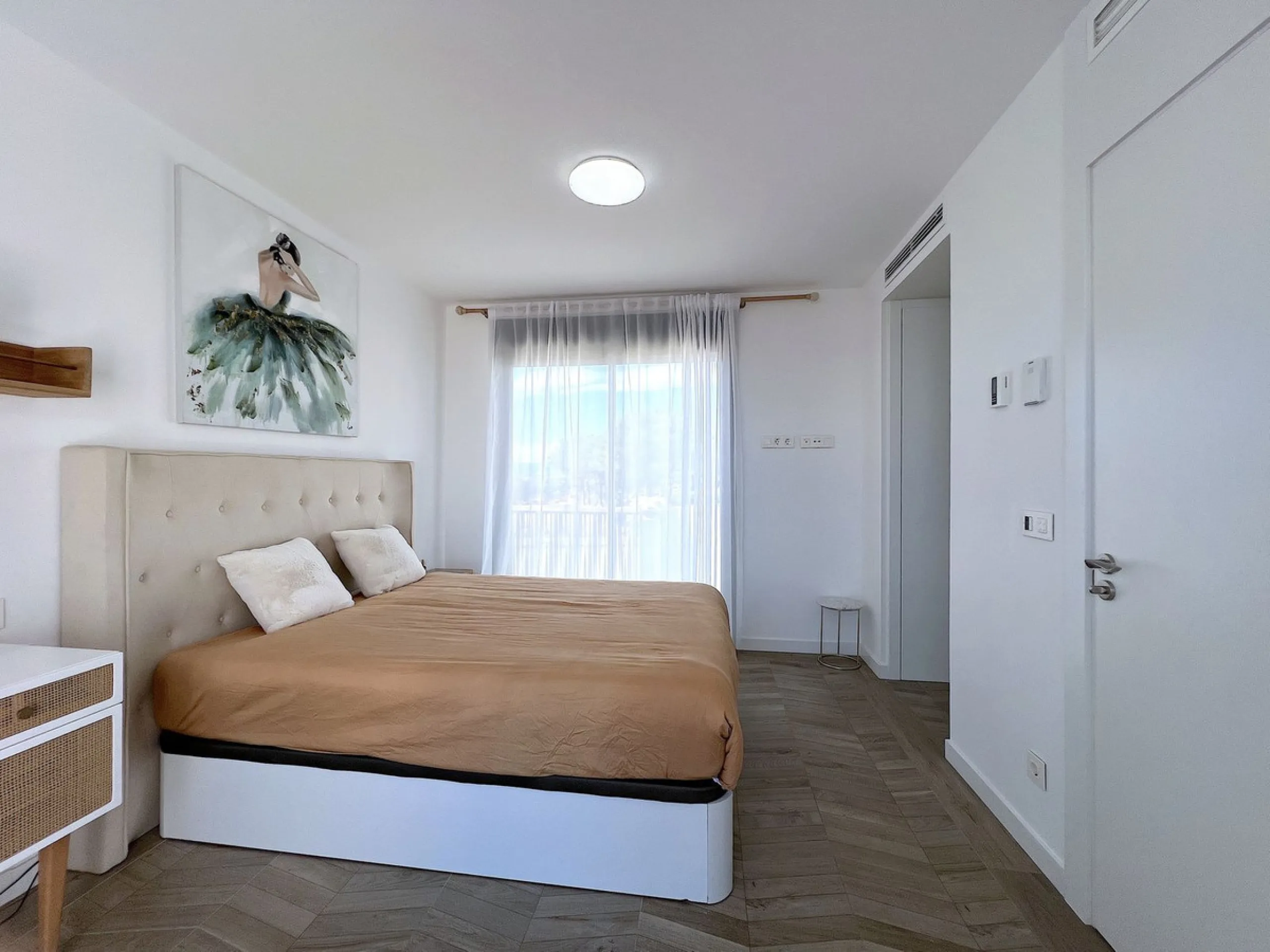 Welcome to your new dream home in Cabopino! This stunning semi-detached house, built in 2021, offers you an unrivalled living experience with panoramic sea views from every room. Located on the front line of the prestigious Cabopino golf course and a ston