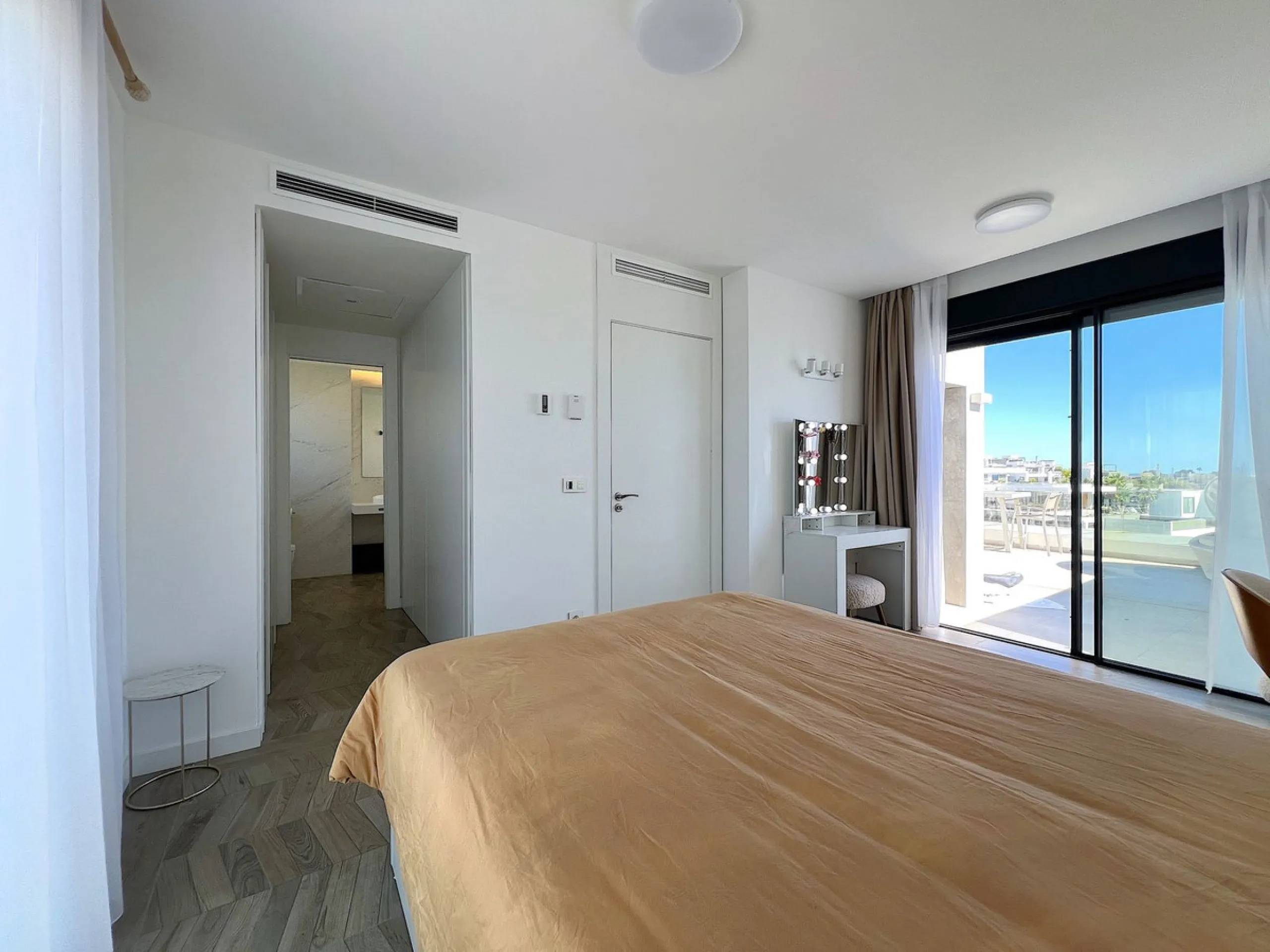Welcome to your new dream home in Cabopino! This stunning semi-detached house, built in 2021, offers you an unrivalled living experience with panoramic sea views from every room. Located on the front line of the prestigious Cabopino golf course and a ston