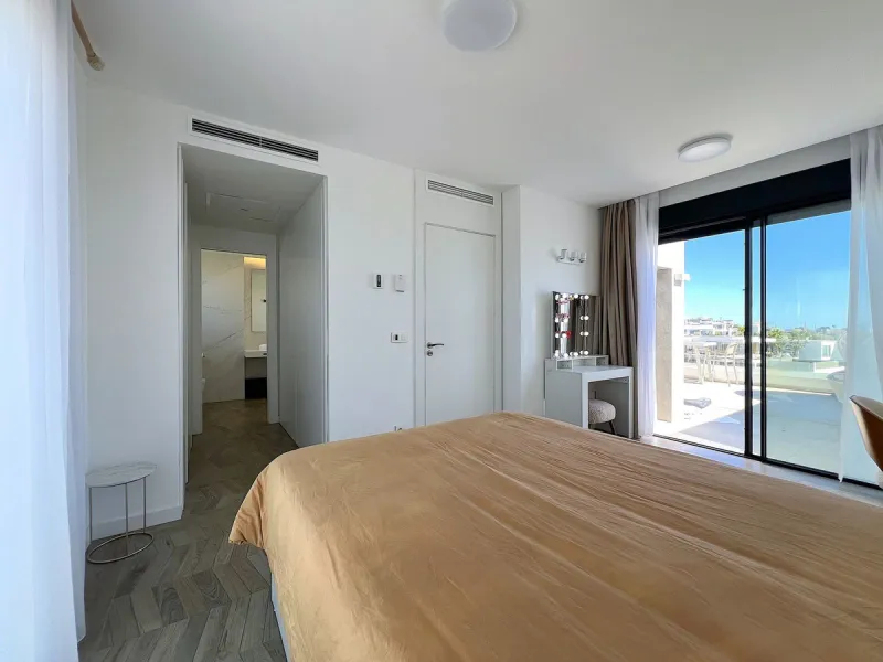 Welcome to your new dream home in Cabopino! This stunning semi-detached house, built in 2021, offers you an unrivalled living experience with panoramic sea views from every room. Located on the front line of the prestigious Cabopino golf course and a ston