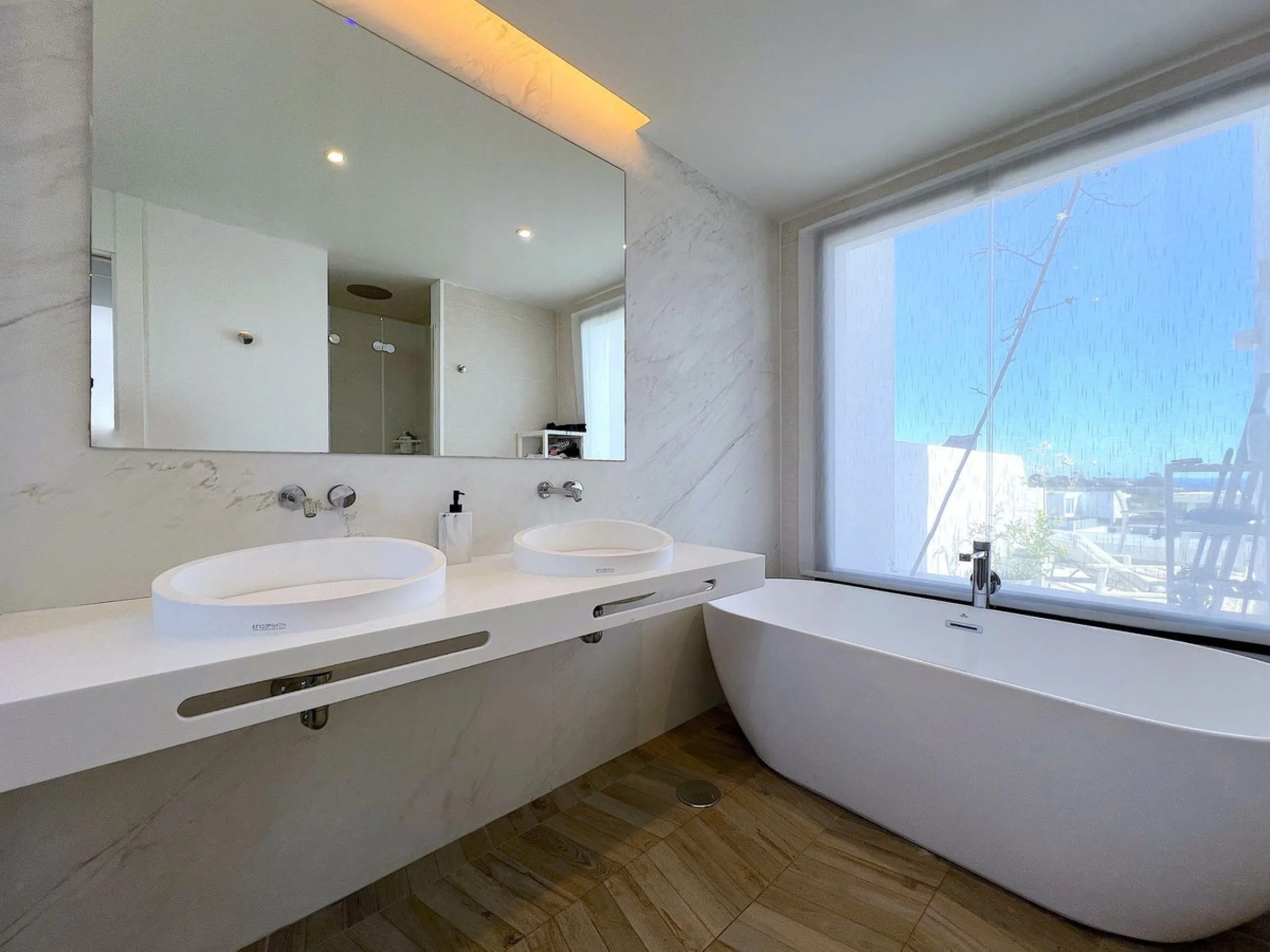 Welcome to your new dream home in Cabopino! This stunning semi-detached house, built in 2021, offers you an unrivalled living experience with panoramic sea views from every room. Located on the front line of the prestigious Cabopino golf course and a ston