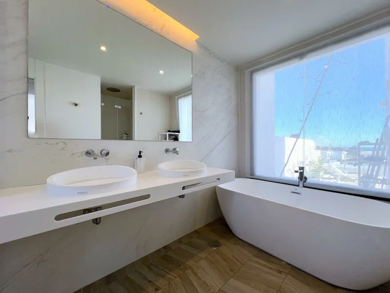 Welcome to your new dream home in Cabopino! This stunning semi-detached house, built in 2021, offers you an unrivalled living experience with panoramic sea views from every room. Located on the front line of the prestigious Cabopino golf course and a ston