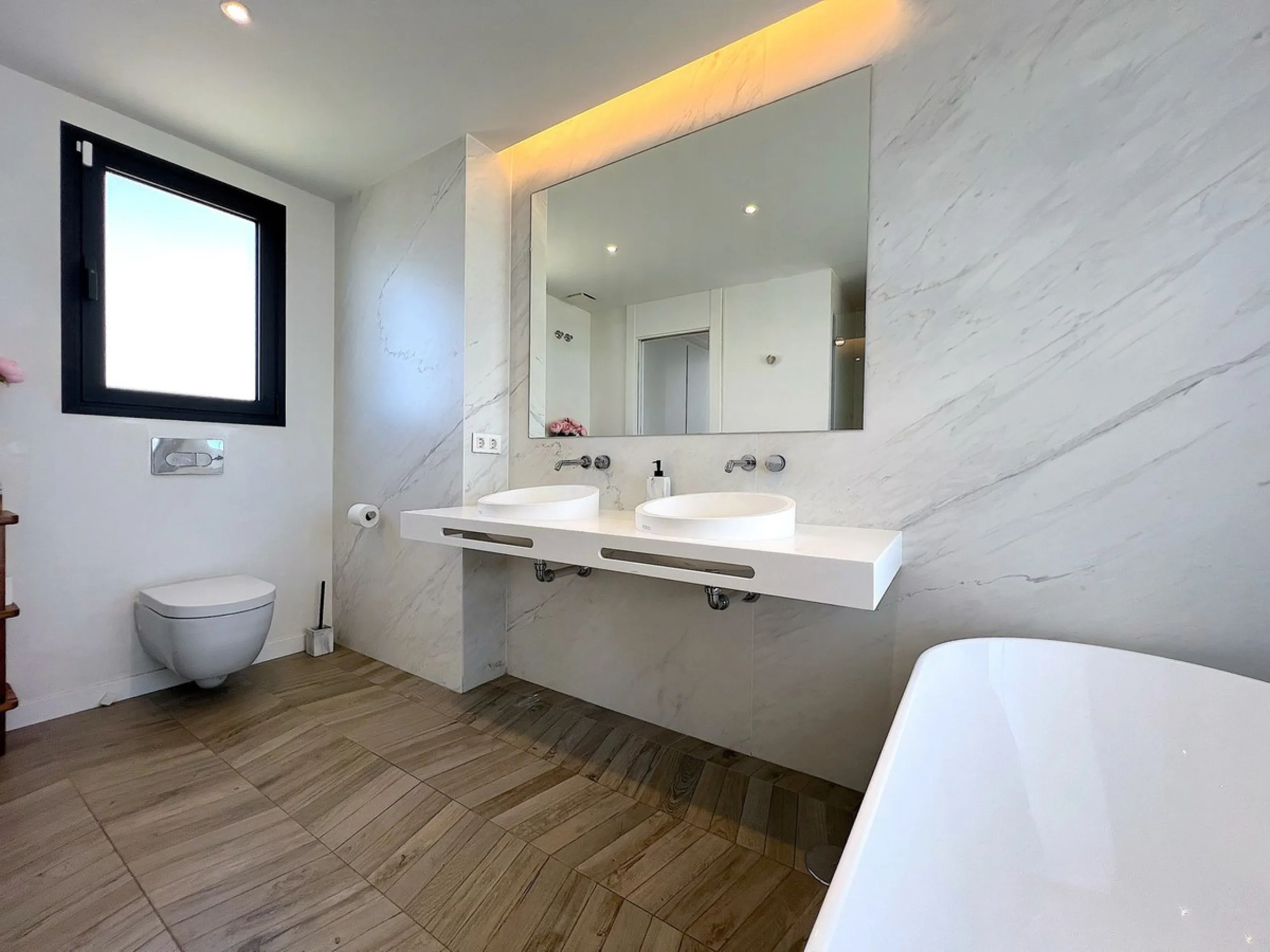 Welcome to your new dream home in Cabopino! This stunning semi-detached house, built in 2021, offers you an unrivalled living experience with panoramic sea views from every room. Located on the front line of the prestigious Cabopino golf course and a ston
