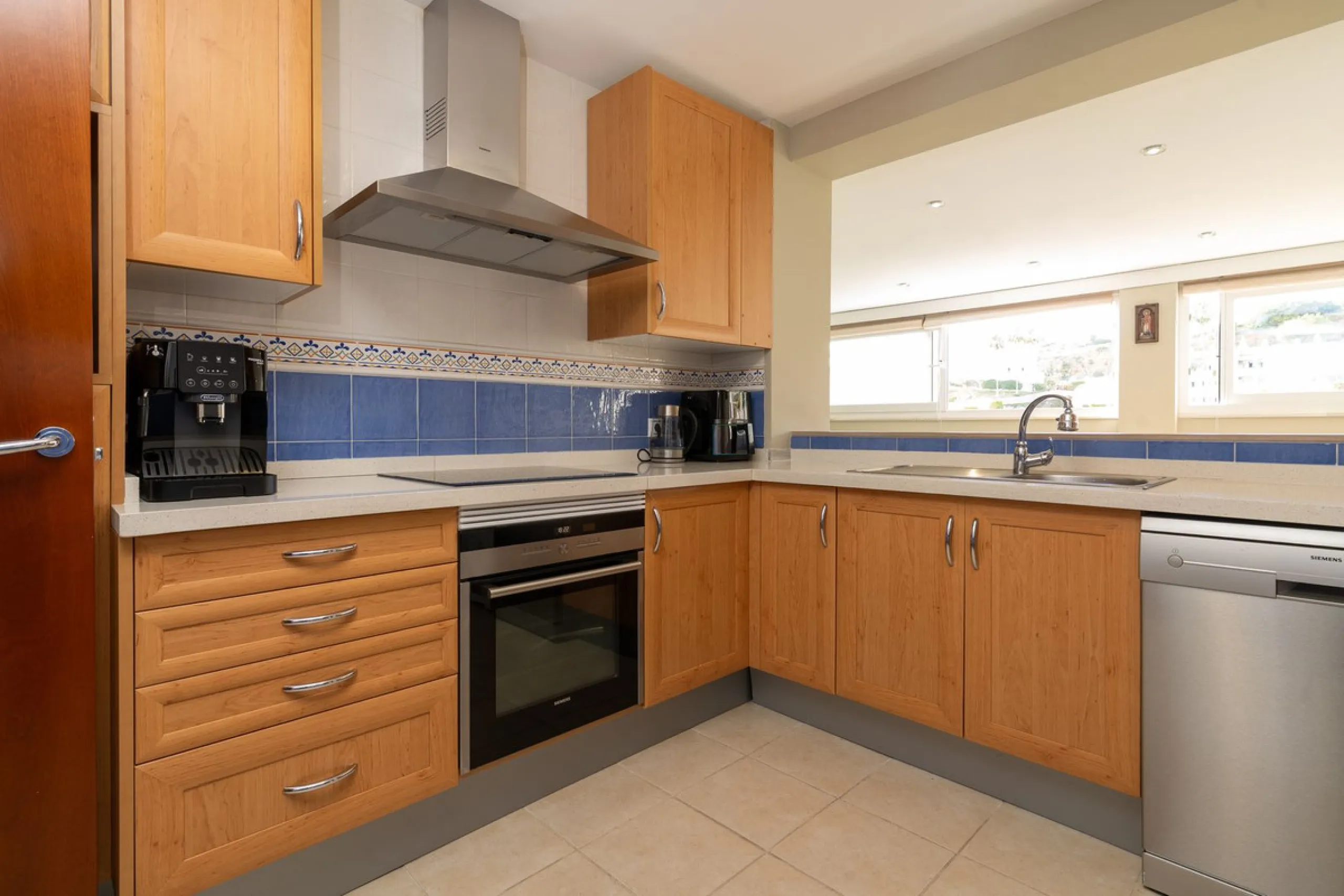 Impressive and spacious townhouse with idyllic valley views, located in the popular area of Calahonda , in a walking distance from the amenities.The townhouse is distributed on 3 floors and has 4 bedrooms, 3 bathrooms, a guest WC, very spacious living roo