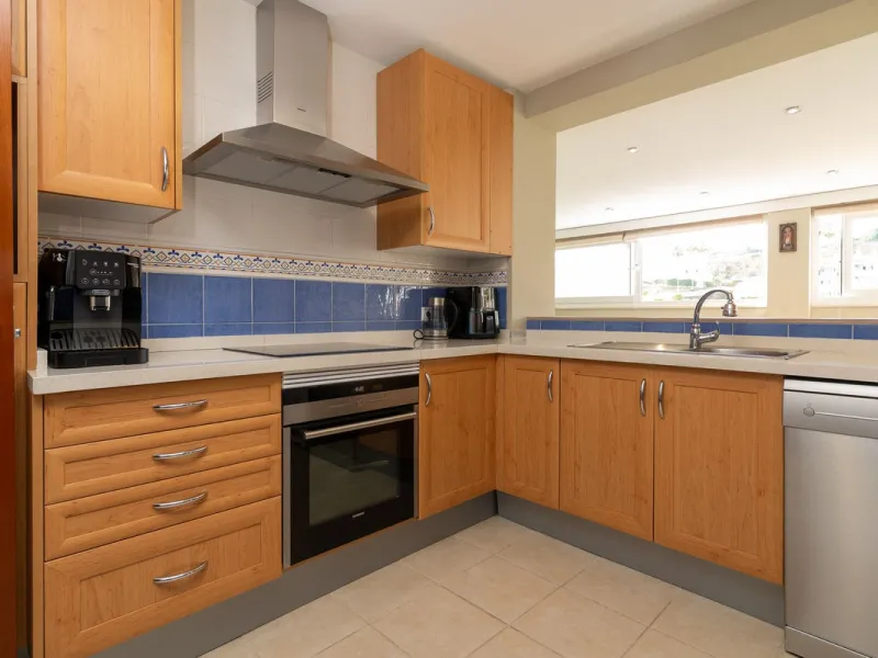 Impressive and spacious townhouse with idyllic valley views, located in the popular area of Calahonda , in a walking distance from the amenities.The townhouse is distributed on 3 floors and has 4 bedrooms, 3 bathrooms, a guest WC, very spacious living roo