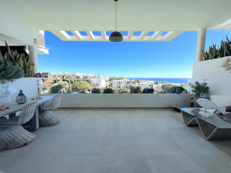 Welcome to your new dream home in Cabopino! This stunning semi-detached house, built in 2021, offers you an unrivalled living experience with panoramic sea views from every room. Located on the front line of the prestigious Cabopino golf course and a ston