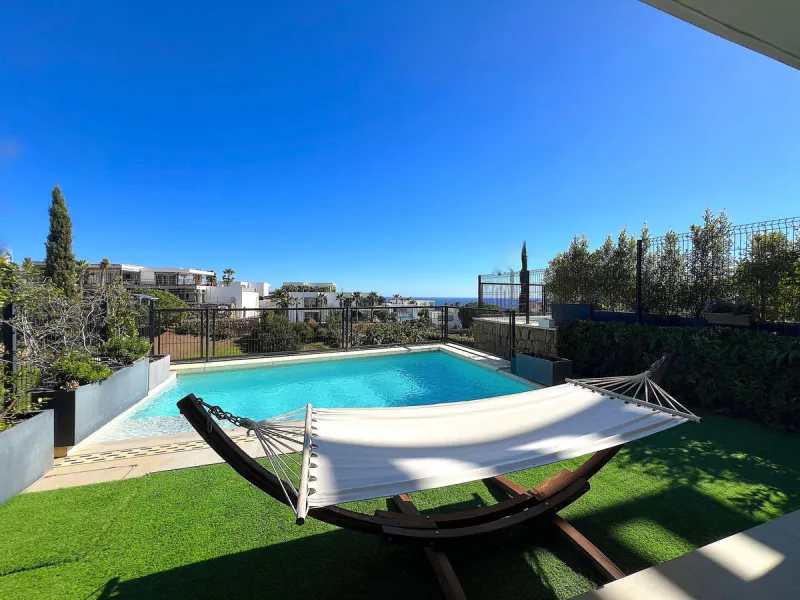 Welcome to your new dream home in Cabopino! This stunning semi-detached house, built in 2021, offers you an unrivalled living experience with panoramic sea views from every room. Located on the front line of the prestigious Cabopino golf course and a ston
