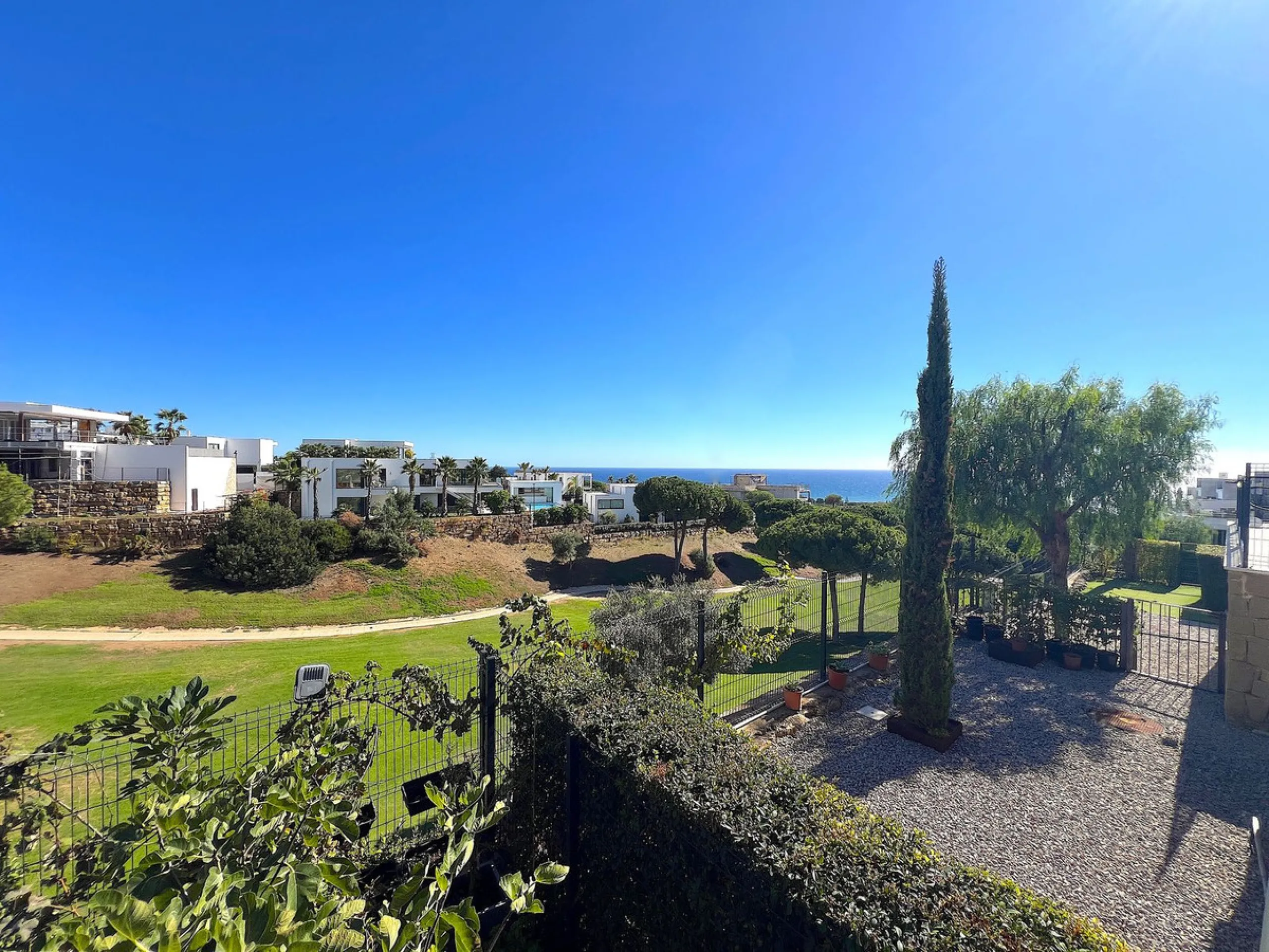 Welcome to your new dream home in Cabopino! This stunning semi-detached house, built in 2021, offers you an unrivalled living experience with panoramic sea views from every room. Located on the front line of the prestigious Cabopino golf course and a ston