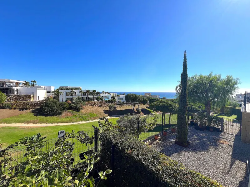 Welcome to your new dream home in Cabopino! This stunning semi-detached house, built in 2021, offers you an unrivalled living experience with panoramic sea views from every room. Located on the front line of the prestigious Cabopino golf course and a ston