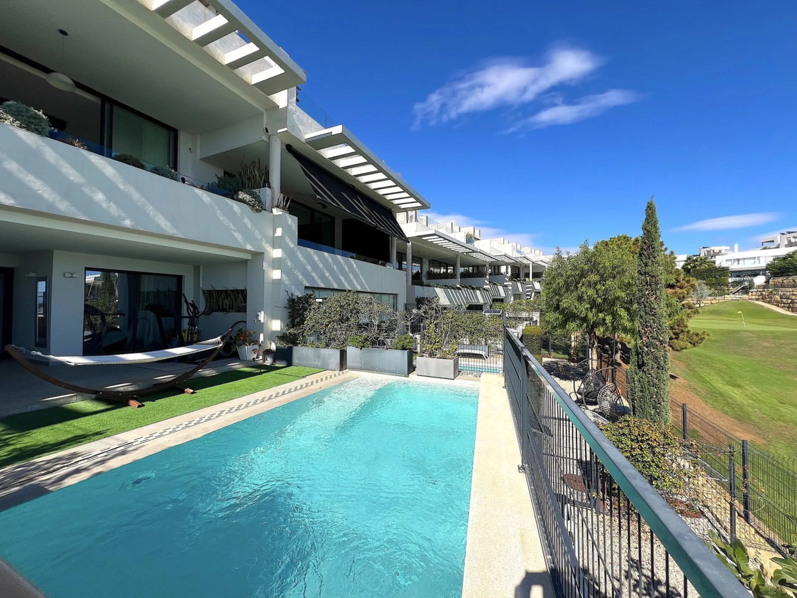 Welcome to your new dream home in Cabopino! This stunning semi-detached house, built in 2021, offers you an unrivalled living experience with panoramic sea views from every room. Located on the front line of the prestigious Cabopino golf course and a ston