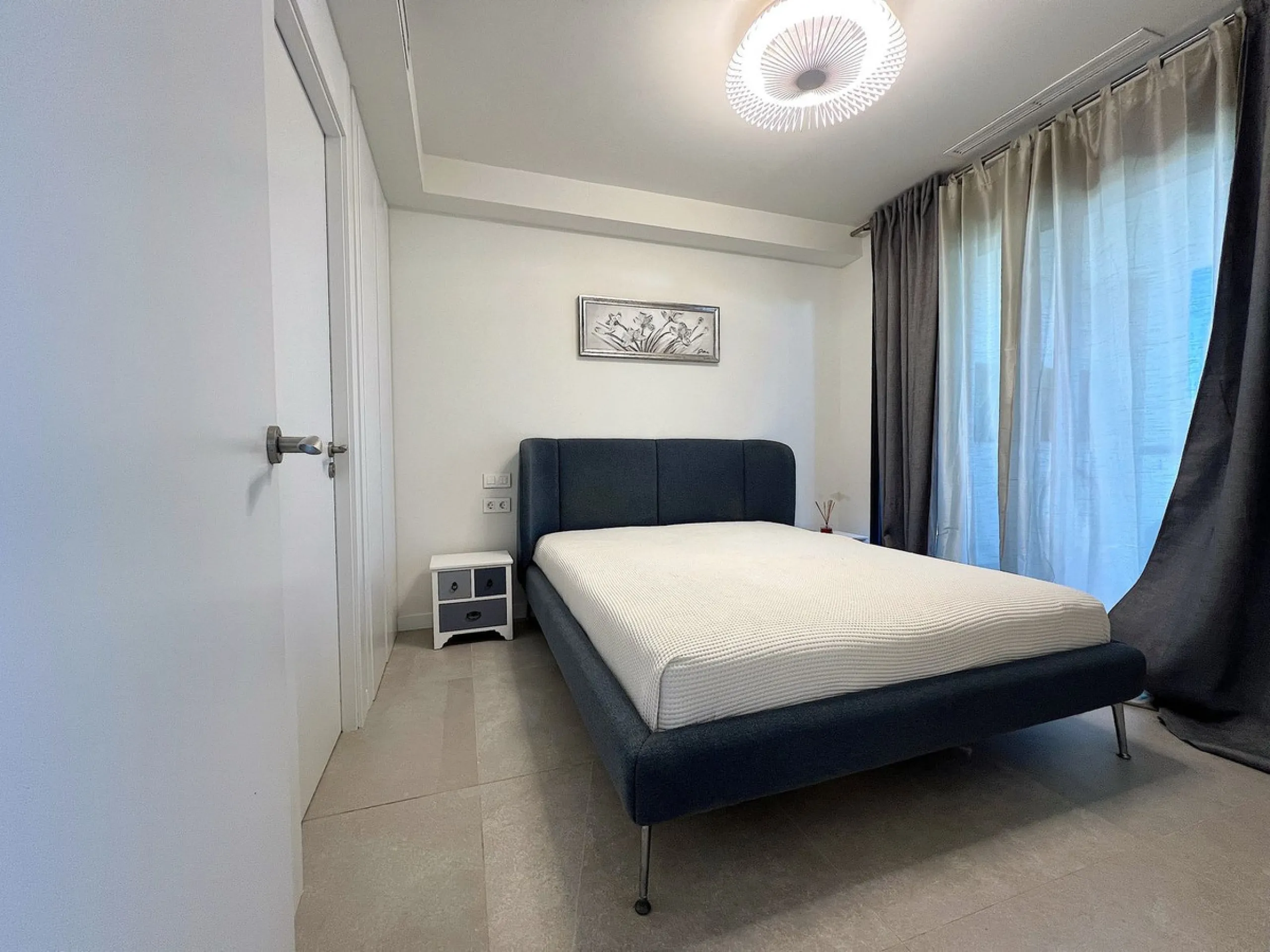 Welcome to your new dream home in Cabopino! This stunning semi-detached house, built in 2021, offers you an unrivalled living experience with panoramic sea views from every room. Located on the front line of the prestigious Cabopino golf course and a ston