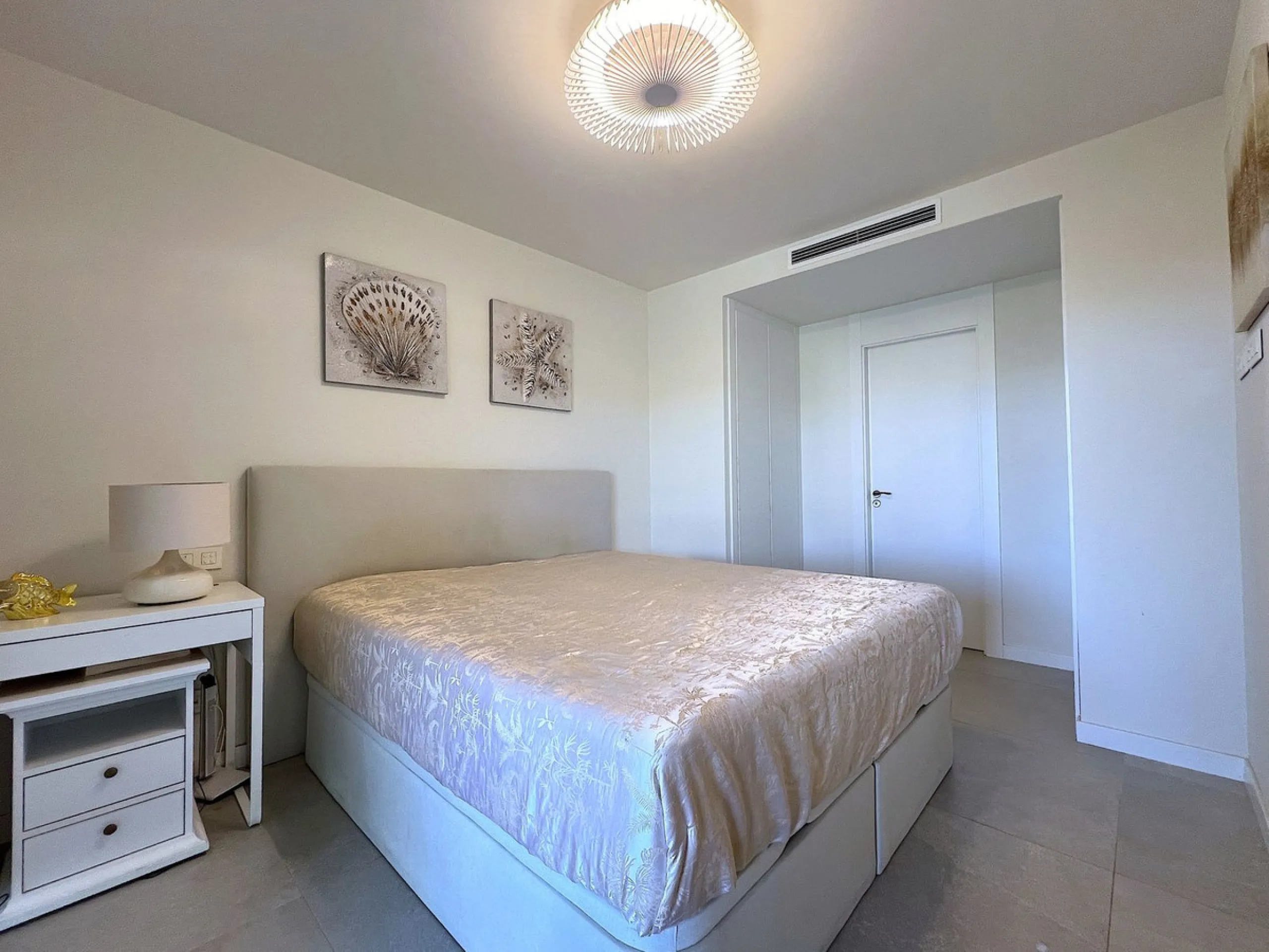 Welcome to your new dream home in Cabopino! This stunning semi-detached house, built in 2021, offers you an unrivalled living experience with panoramic sea views from every room. Located on the front line of the prestigious Cabopino golf course and a ston