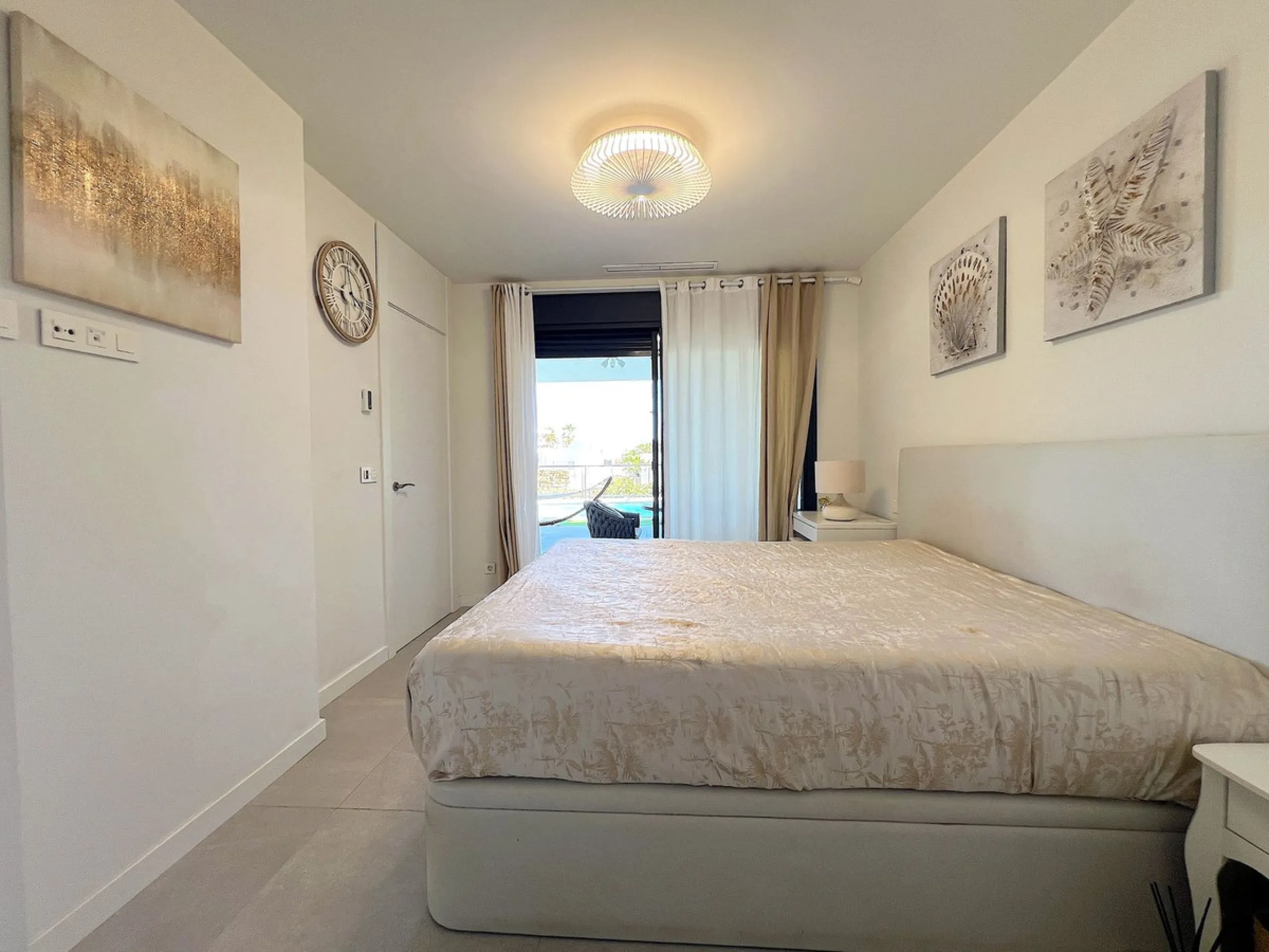 Welcome to your new dream home in Cabopino! This stunning semi-detached house, built in 2021, offers you an unrivalled living experience with panoramic sea views from every room. Located on the front line of the prestigious Cabopino golf course and a ston
