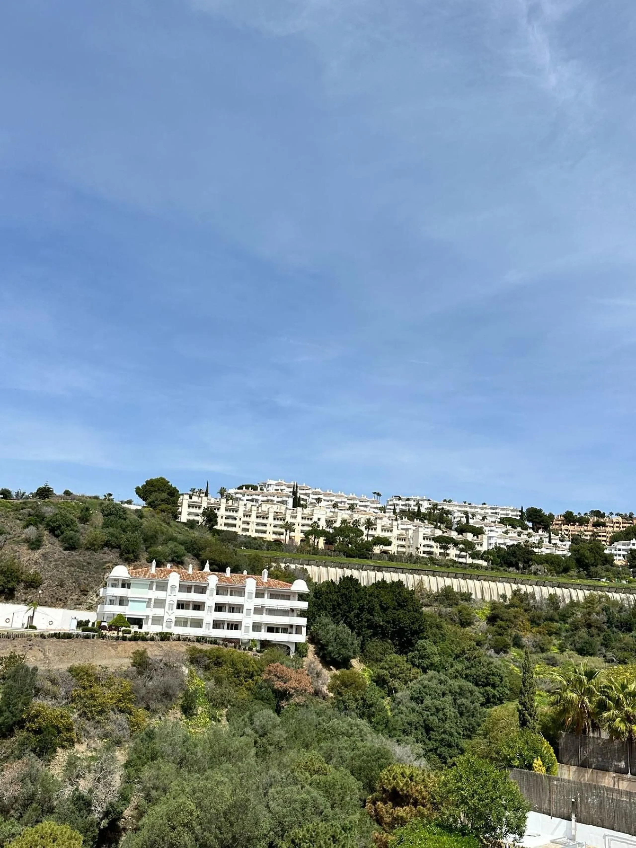 Impressive and spacious townhouse with idyllic valley views, located in the popular area of Calahonda , in a walking distance from the amenities.The townhouse is distributed on 3 floors and has 4 bedrooms, 3 bathrooms, a guest WC, very spacious living roo