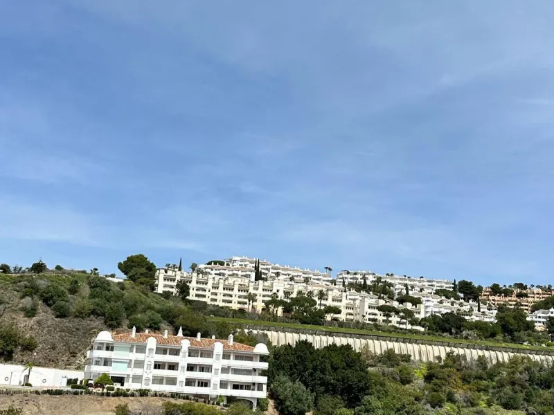 Impressive and spacious townhouse with idyllic valley views, located in the popular area of Calahonda , in a walking distance from the amenities.The townhouse is distributed on 3 floors and has 4 bedrooms, 3 bathrooms, a guest WC, very spacious living roo