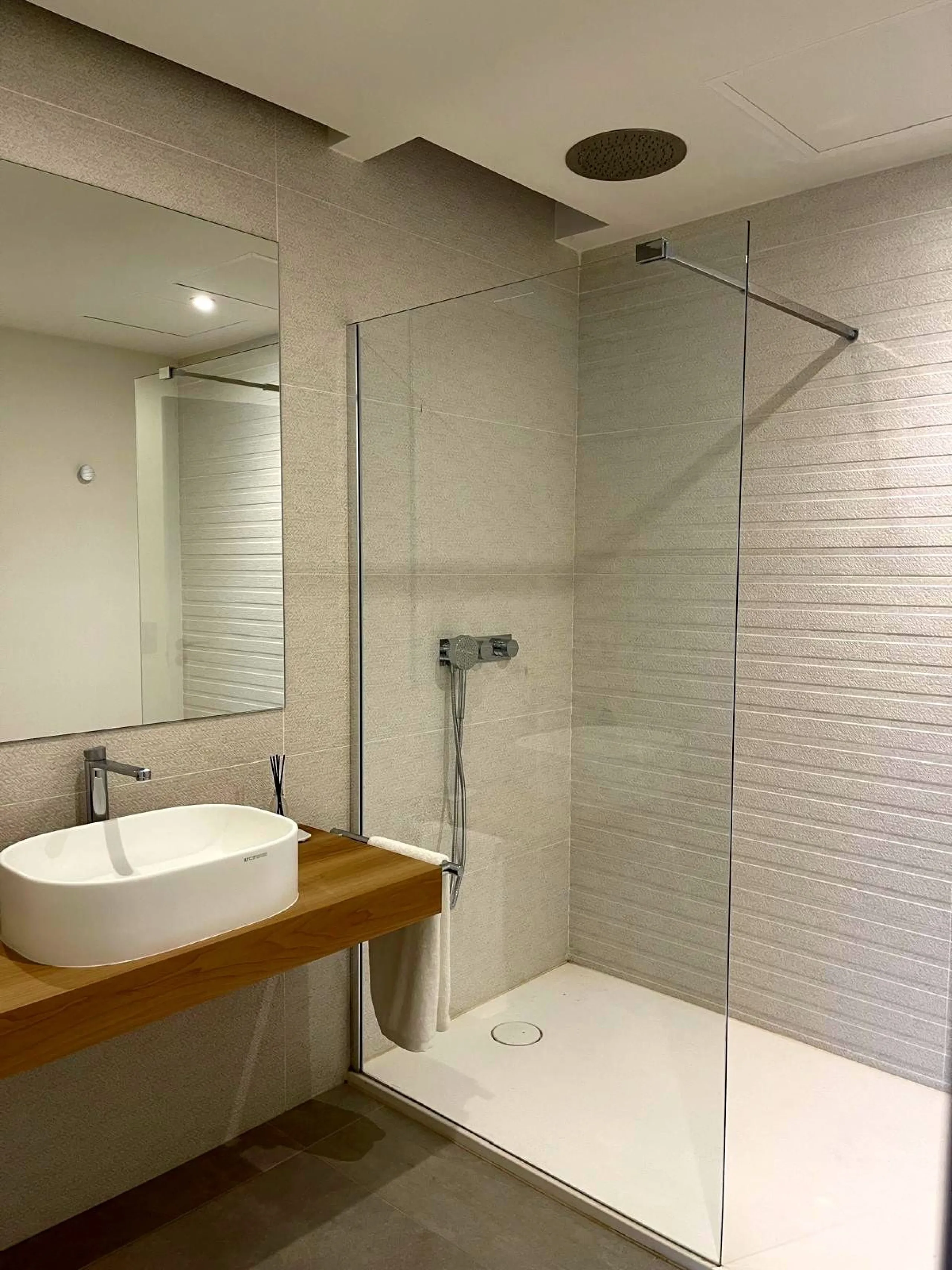 Welcome to your new dream home in Cabopino! This stunning semi-detached house, built in 2021, offers you an unrivalled living experience with panoramic sea views from every room. Located on the front line of the prestigious Cabopino golf course and a ston
