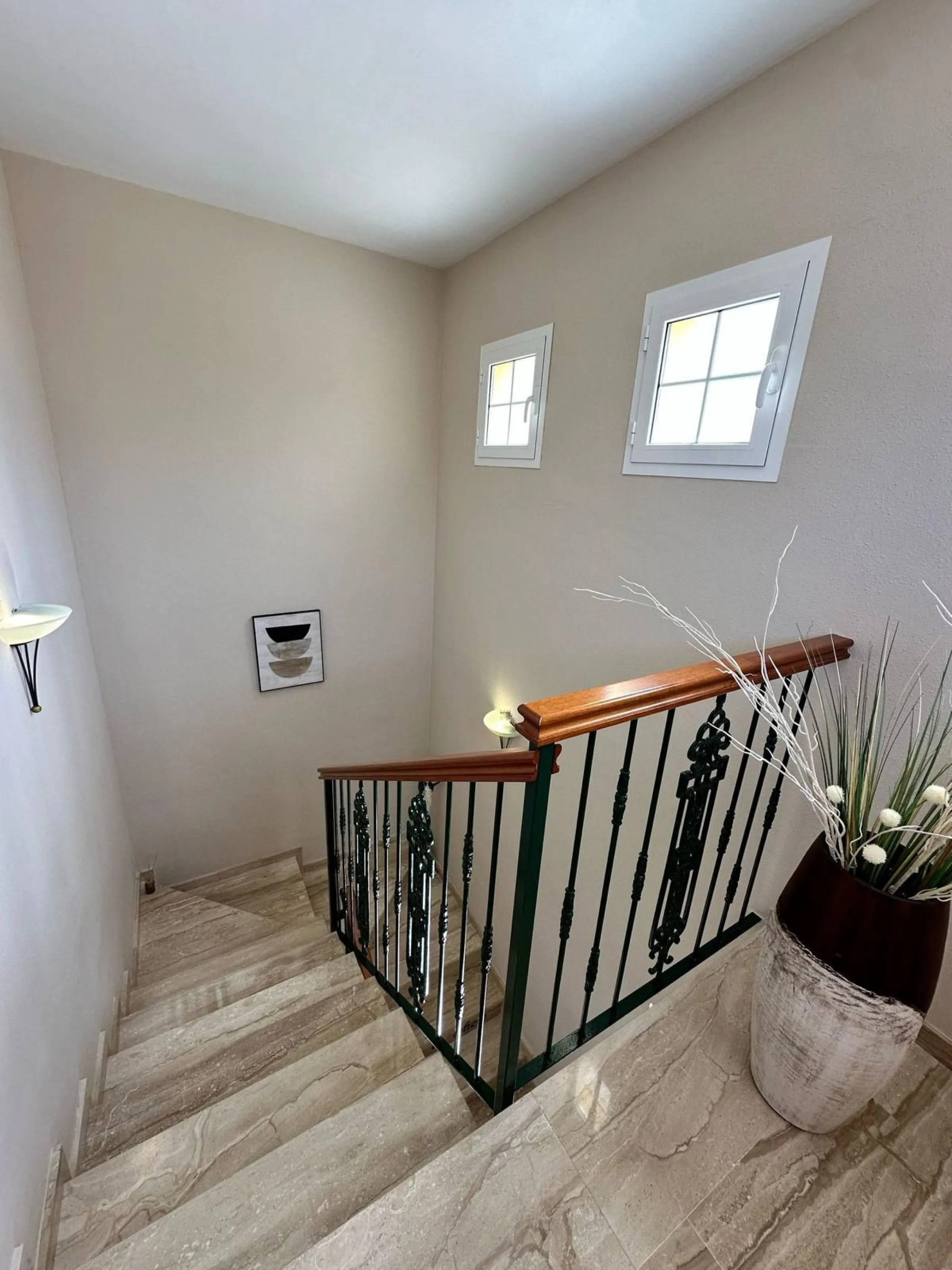 Impressive and spacious townhouse with idyllic valley views, located in the popular area of Calahonda , in a walking distance from the amenities.The townhouse is distributed on 3 floors and has 4 bedrooms, 3 bathrooms, a guest WC, very spacious living roo