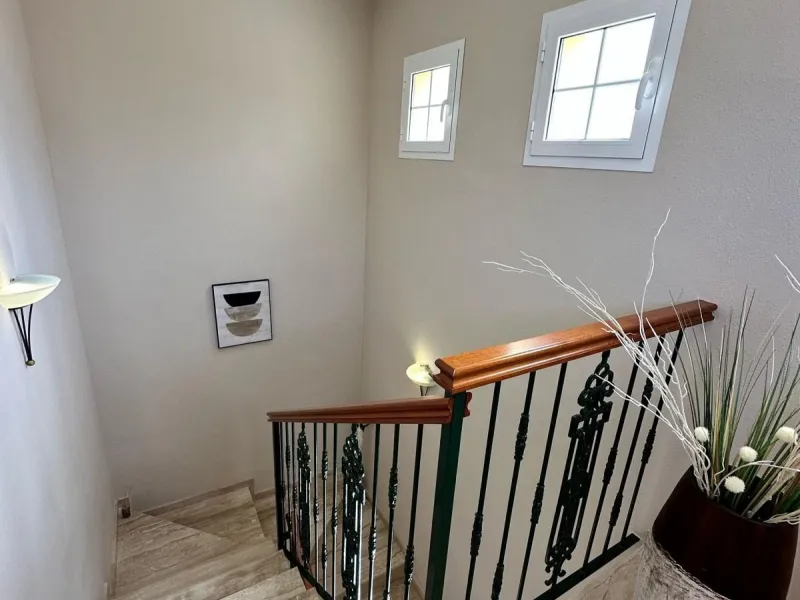 Impressive and spacious townhouse with idyllic valley views, located in the popular area of Calahonda , in a walking distance from the amenities.The townhouse is distributed on 3 floors and has 4 bedrooms, 3 bathrooms, a guest WC, very spacious living roo