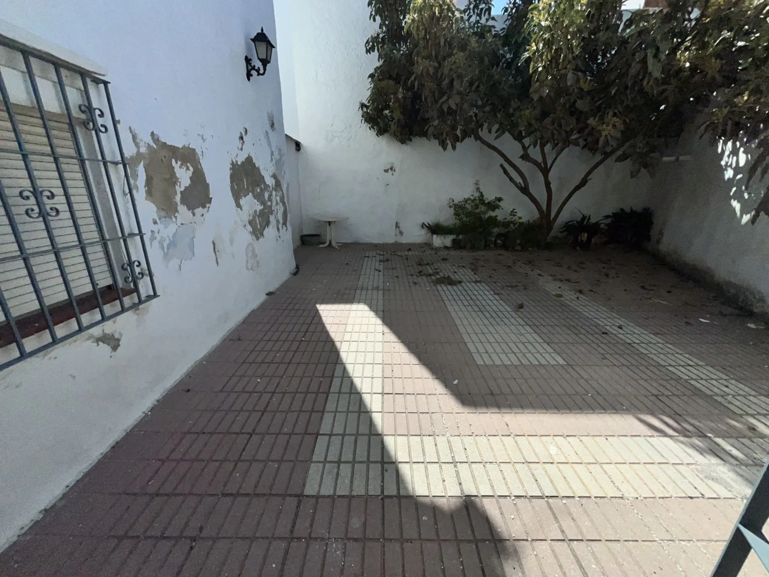 Investitionsmöglichkeit im Zentrum von Estepona, an der Fußgängerzone Calle Mondéjar, sehr nah am neuen Boulevard, Geschäften und Dienstleistungen sowie fußläufig zum Meer