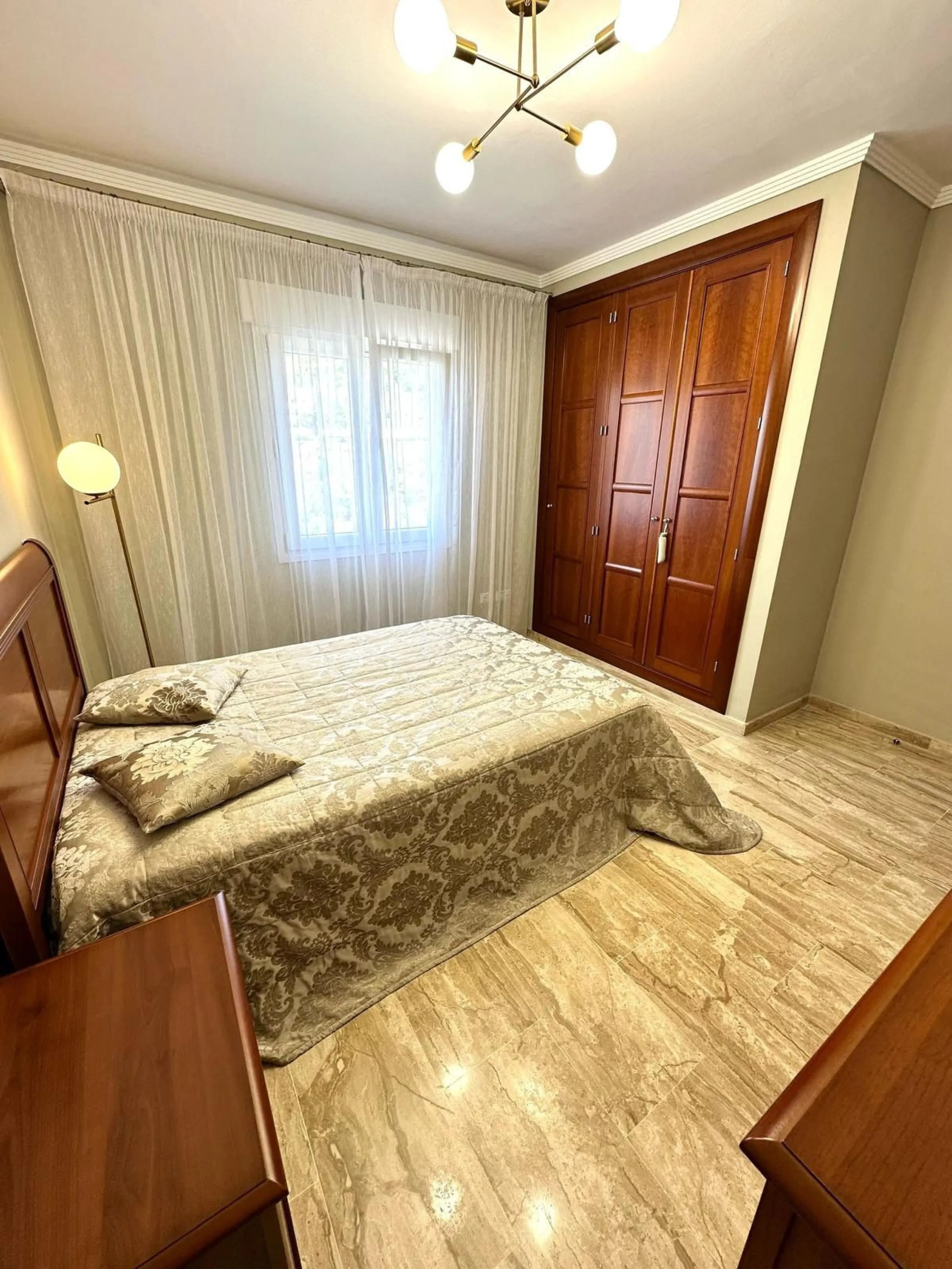 Impressive and spacious townhouse with idyllic valley views, located in the popular area of Calahonda , in a walking distance from the amenities.The townhouse is distributed on 3 floors and has 4 bedrooms, 3 bathrooms, a guest WC, very spacious living roo
