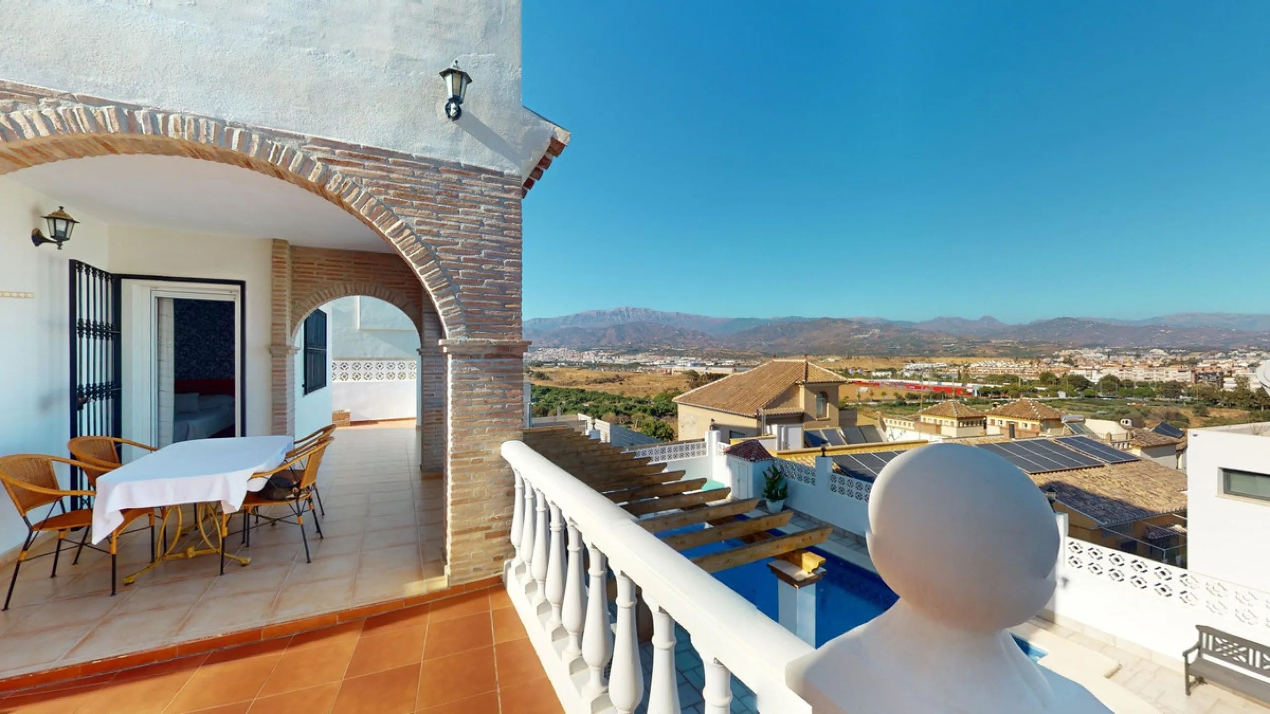 Откройте для себя средиземноморский образ жизни своей мечты в этом изысканном уединении с 3 спальнями и 4 ванными комнатами, расположенном в частной и безопасной урбанизации в Торре-дель-Мар, где спокойствие и безопасность являются приоритетами. Это экскл