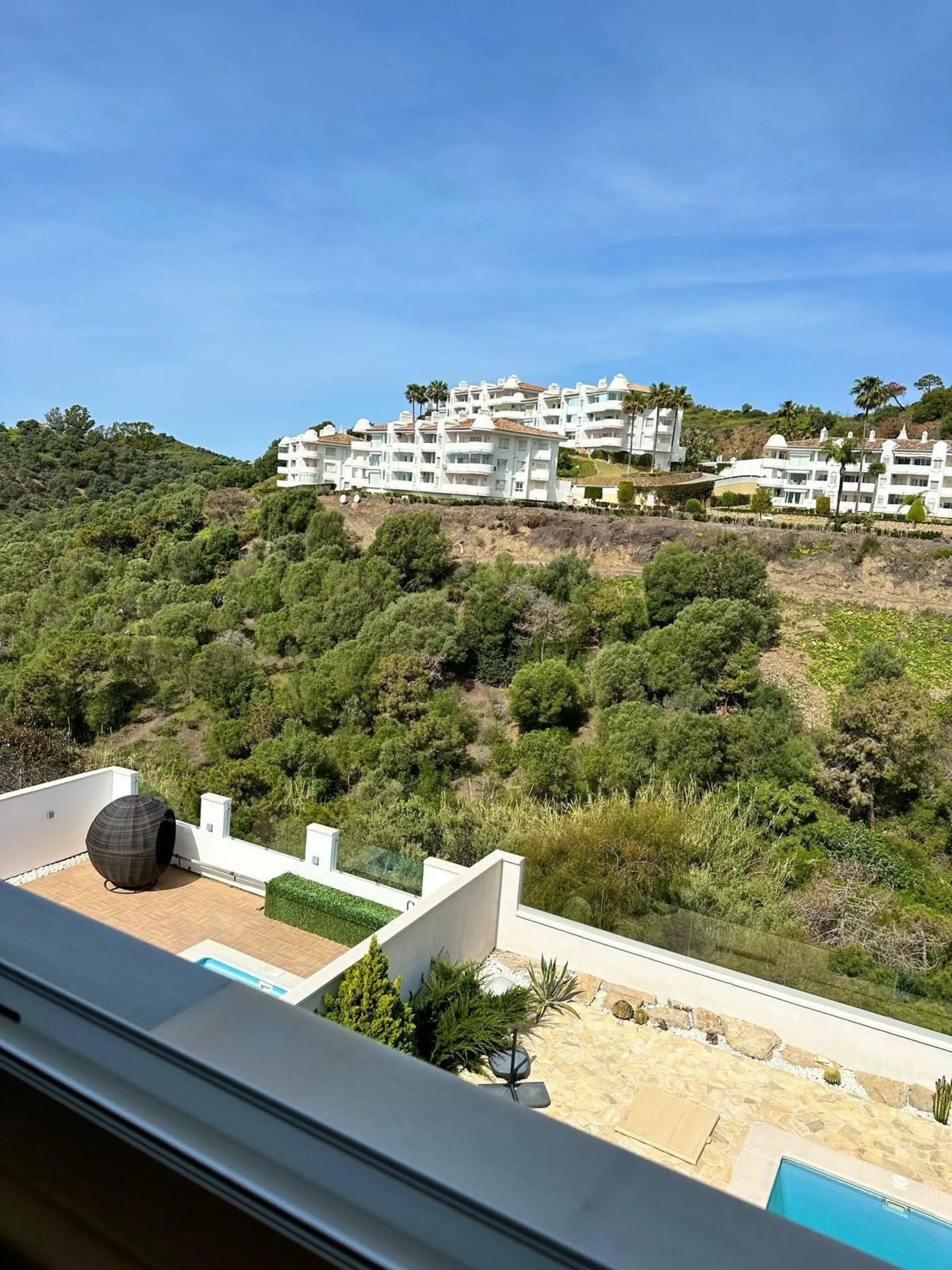 Impressive and spacious townhouse with idyllic valley views, located in the popular area of Calahonda , in a walking distance from the amenities.The townhouse is distributed on 3 floors and has 4 bedrooms, 3 bathrooms, a guest WC, very spacious living roo