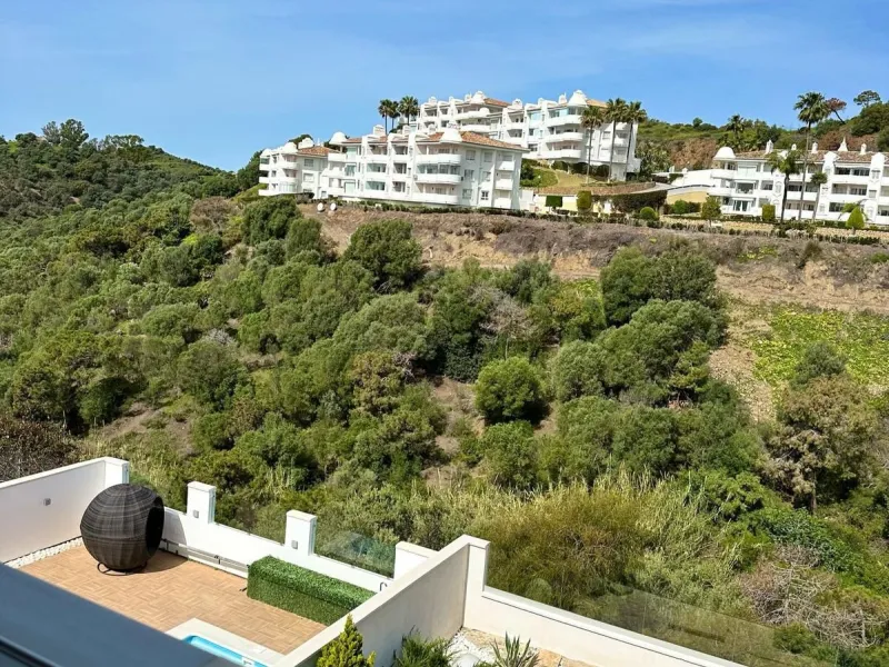 Impressive and spacious townhouse with idyllic valley views, located in the popular area of Calahonda , in a walking distance from the amenities.The townhouse is distributed on 3 floors and has 4 bedrooms, 3 bathrooms, a guest WC, very spacious living roo
