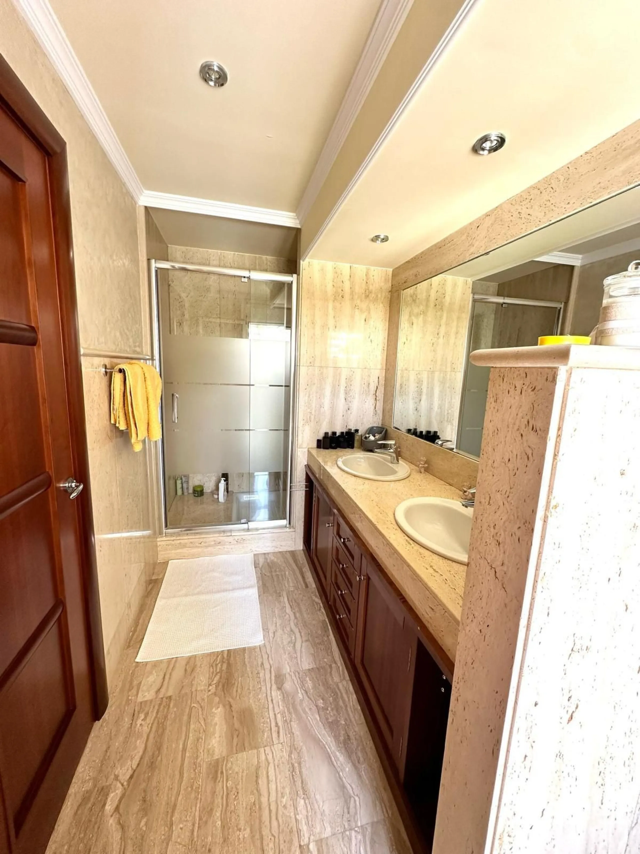 Impressive and spacious townhouse with idyllic valley views, located in the popular area of Calahonda , in a walking distance from the amenities.The townhouse is distributed on 3 floors and has 4 bedrooms, 3 bathrooms, a guest WC, very spacious living roo