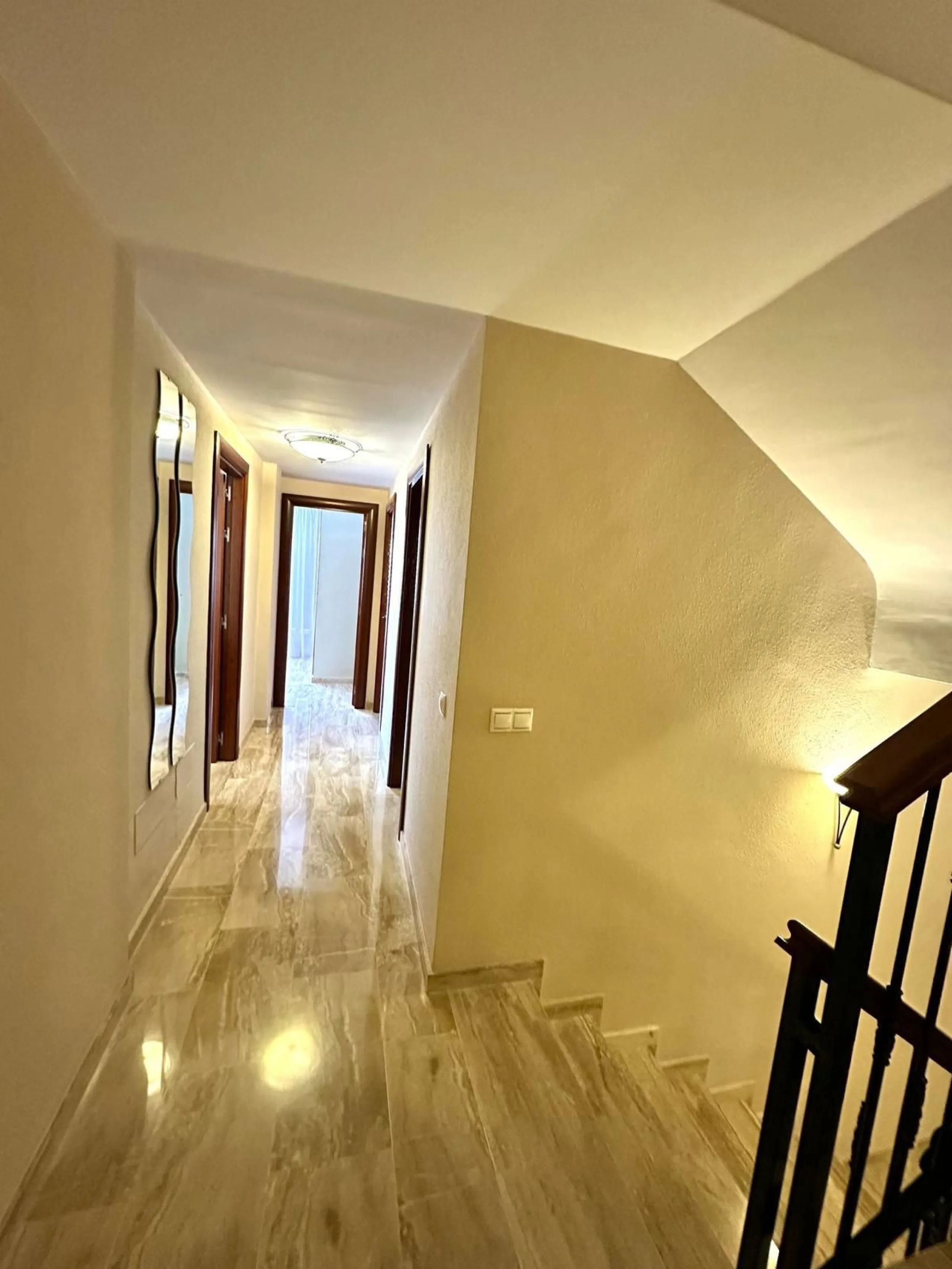 Impressive and spacious townhouse with idyllic valley views, located in the popular area of Calahonda , in a walking distance from the amenities.The townhouse is distributed on 3 floors and has 4 bedrooms, 3 bathrooms, a guest WC, very spacious living roo