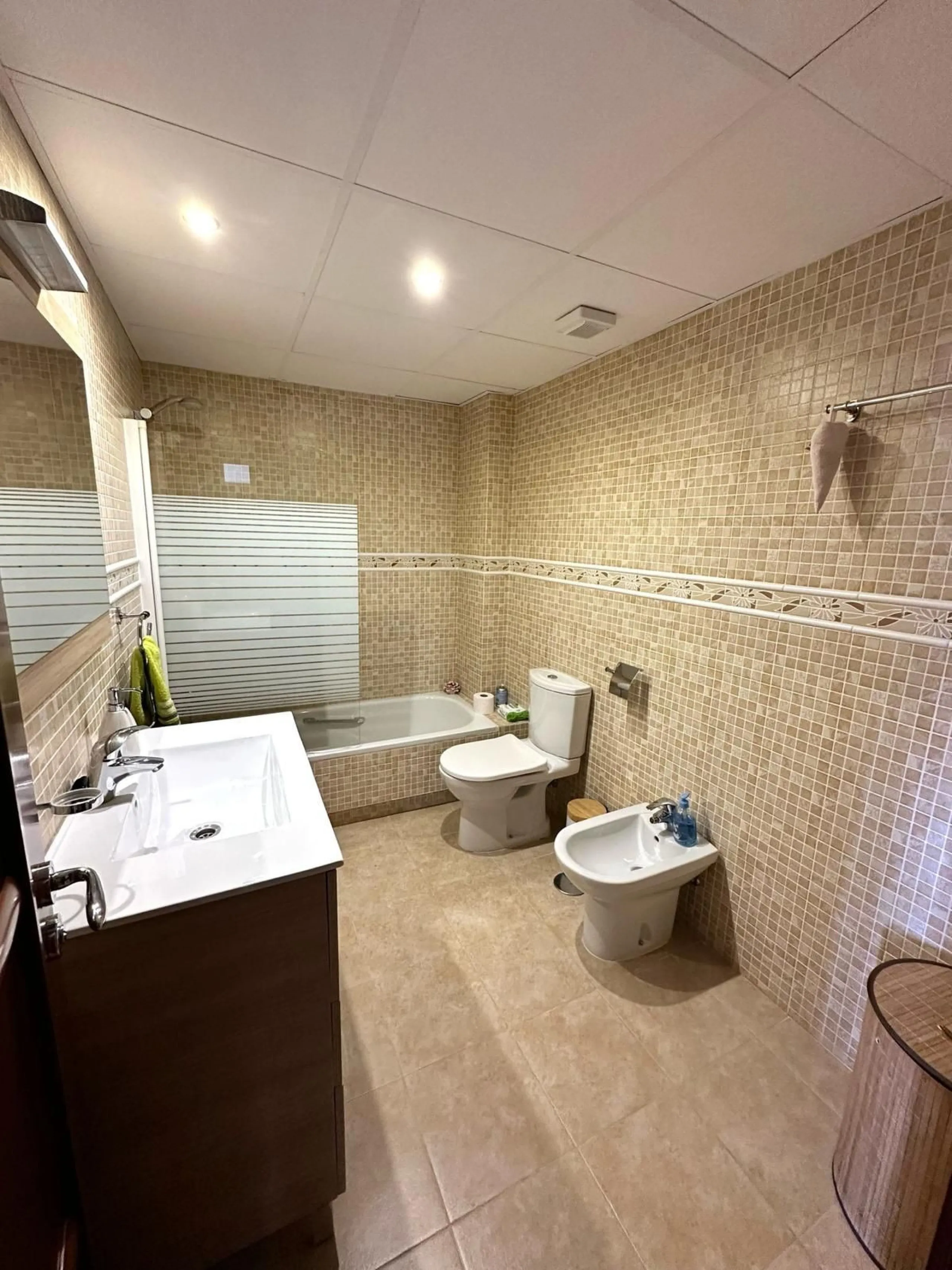 Impressive and spacious townhouse with idyllic valley views, located in the popular area of Calahonda , in a walking distance from the amenities.The townhouse is distributed on 3 floors and has 4 bedrooms, 3 bathrooms, a guest WC, very spacious living roo