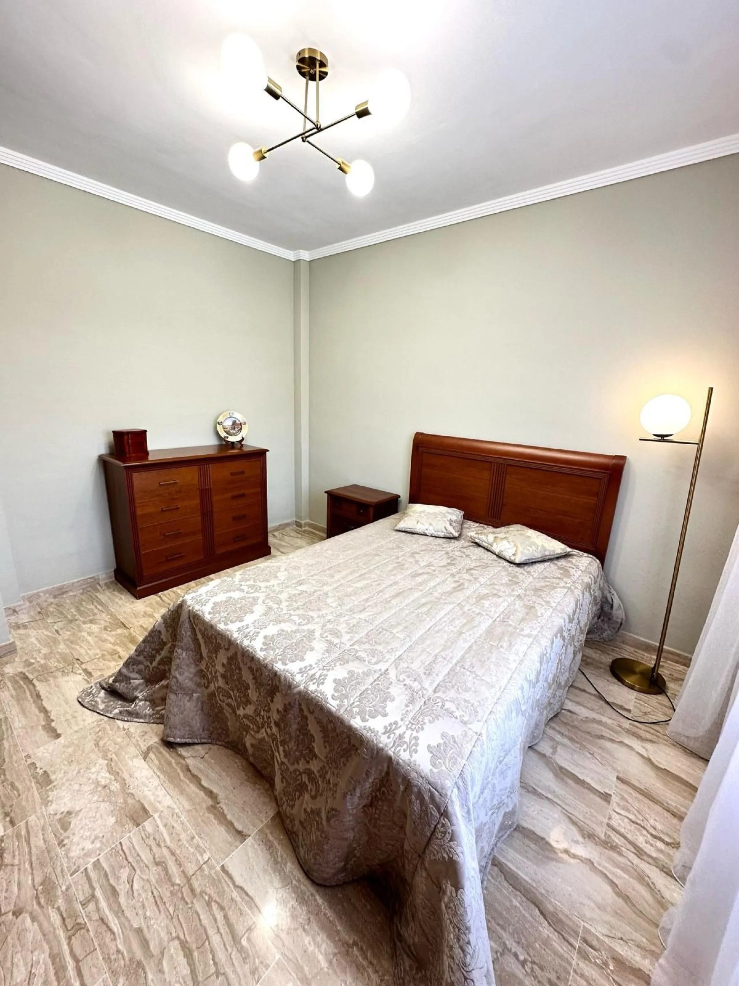 Impressive and spacious townhouse with idyllic valley views, located in the popular area of Calahonda , in a walking distance from the amenities.The townhouse is distributed on 3 floors and has 4 bedrooms, 3 bathrooms, a guest WC, very spacious living roo