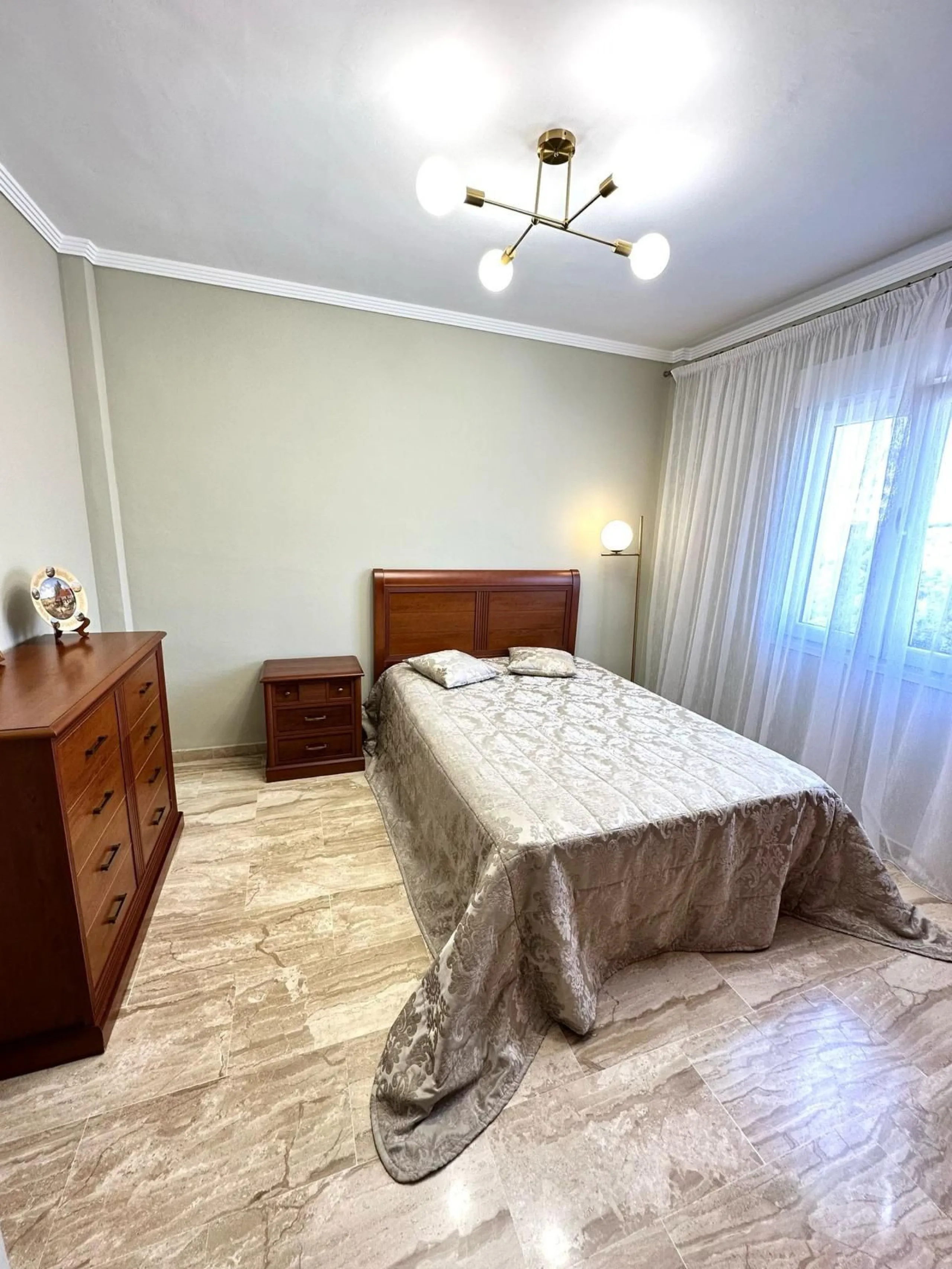 Impressive and spacious townhouse with idyllic valley views, located in the popular area of Calahonda , in a walking distance from the amenities.The townhouse is distributed on 3 floors and has 4 bedrooms, 3 bathrooms, a guest WC, very spacious living roo