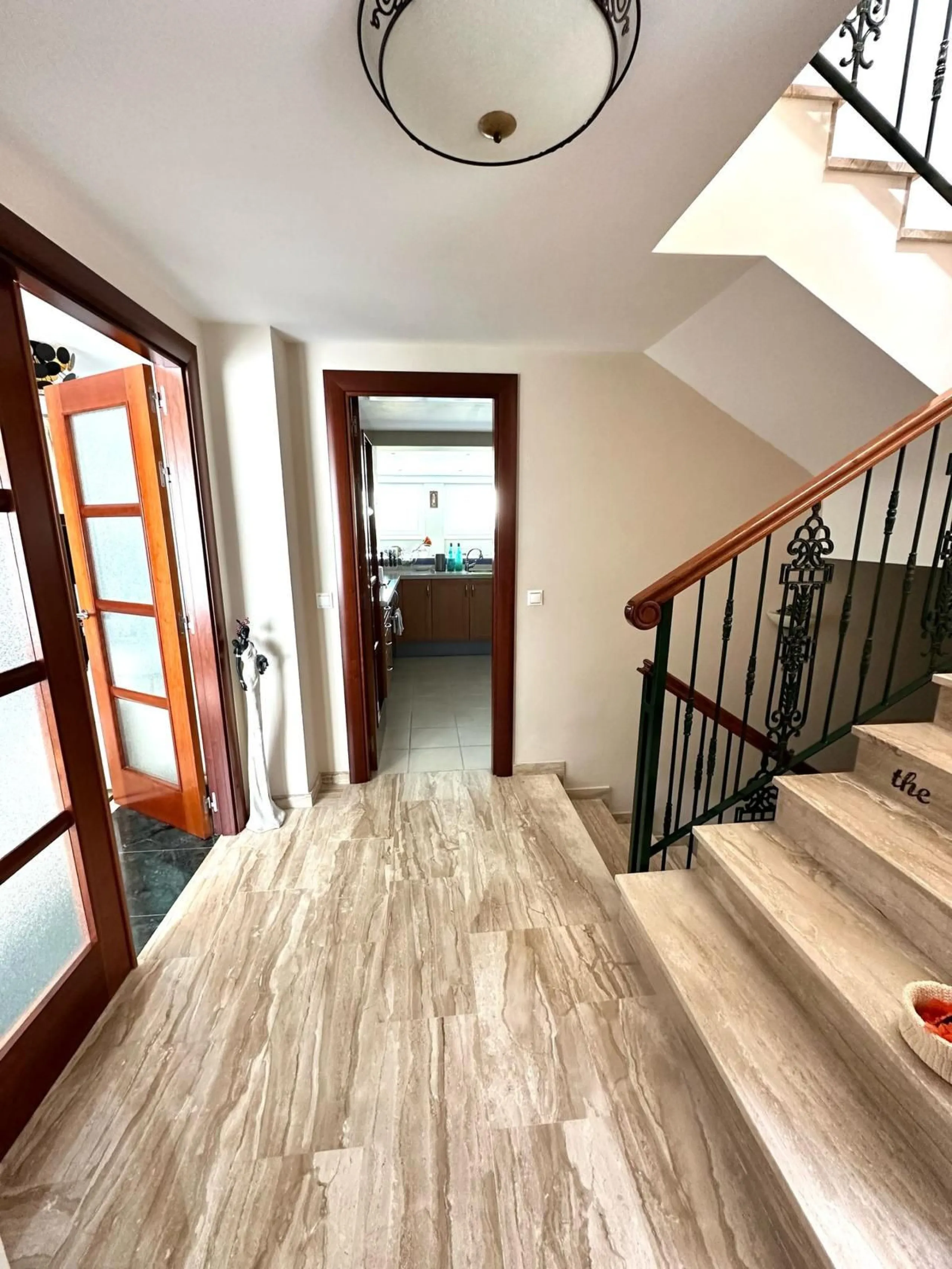 Impressive and spacious townhouse with idyllic valley views, located in the popular area of Calahonda , in a walking distance from the amenities.The townhouse is distributed on 3 floors and has 4 bedrooms, 3 bathrooms, a guest WC, very spacious living roo