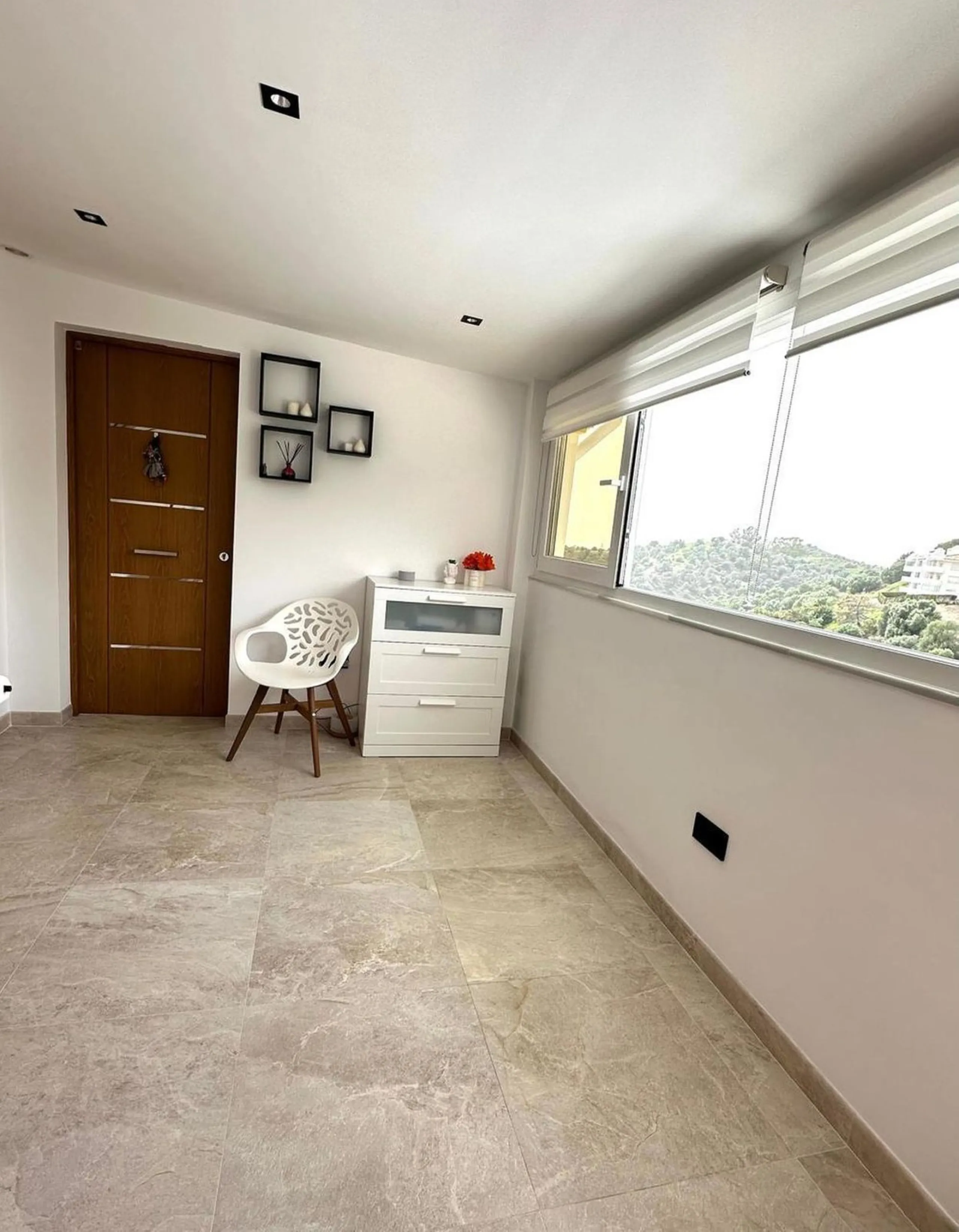 Impressive and spacious townhouse with idyllic valley views, located in the popular area of Calahonda , in a walking distance from the amenities.The townhouse is distributed on 3 floors and has 4 bedrooms, 3 bathrooms, a guest WC, very spacious living roo