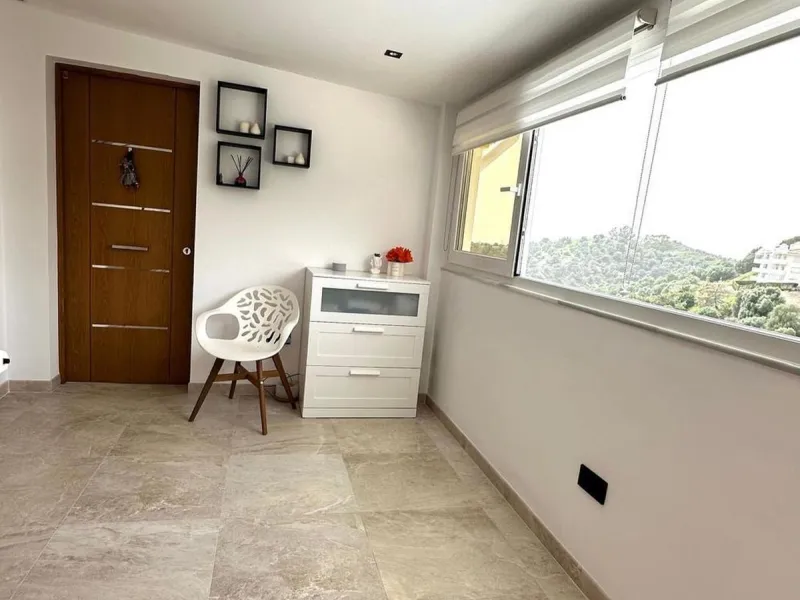 Impressive and spacious townhouse with idyllic valley views, located in the popular area of Calahonda , in a walking distance from the amenities.The townhouse is distributed on 3 floors and has 4 bedrooms, 3 bathrooms, a guest WC, very spacious living roo