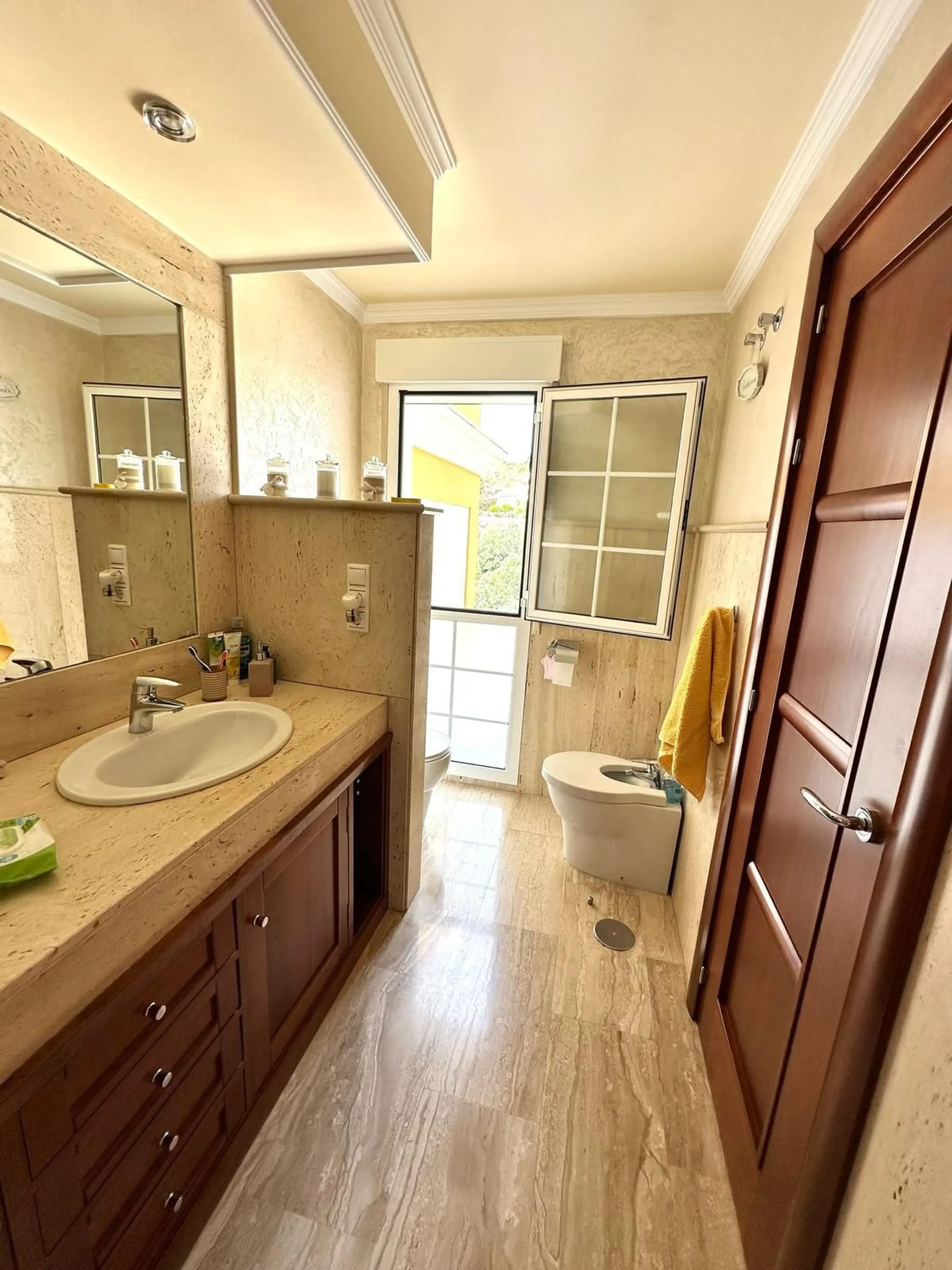 Impressive and spacious townhouse with idyllic valley views, located in the popular area of Calahonda , in a walking distance from the amenities.The townhouse is distributed on 3 floors and has 4 bedrooms, 3 bathrooms, a guest WC, very spacious living roo