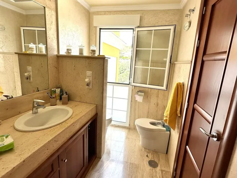 Impressive and spacious townhouse with idyllic valley views, located in the popular area of Calahonda , in a walking distance from the amenities.The townhouse is distributed on 3 floors and has 4 bedrooms, 3 bathrooms, a guest WC, very spacious living roo