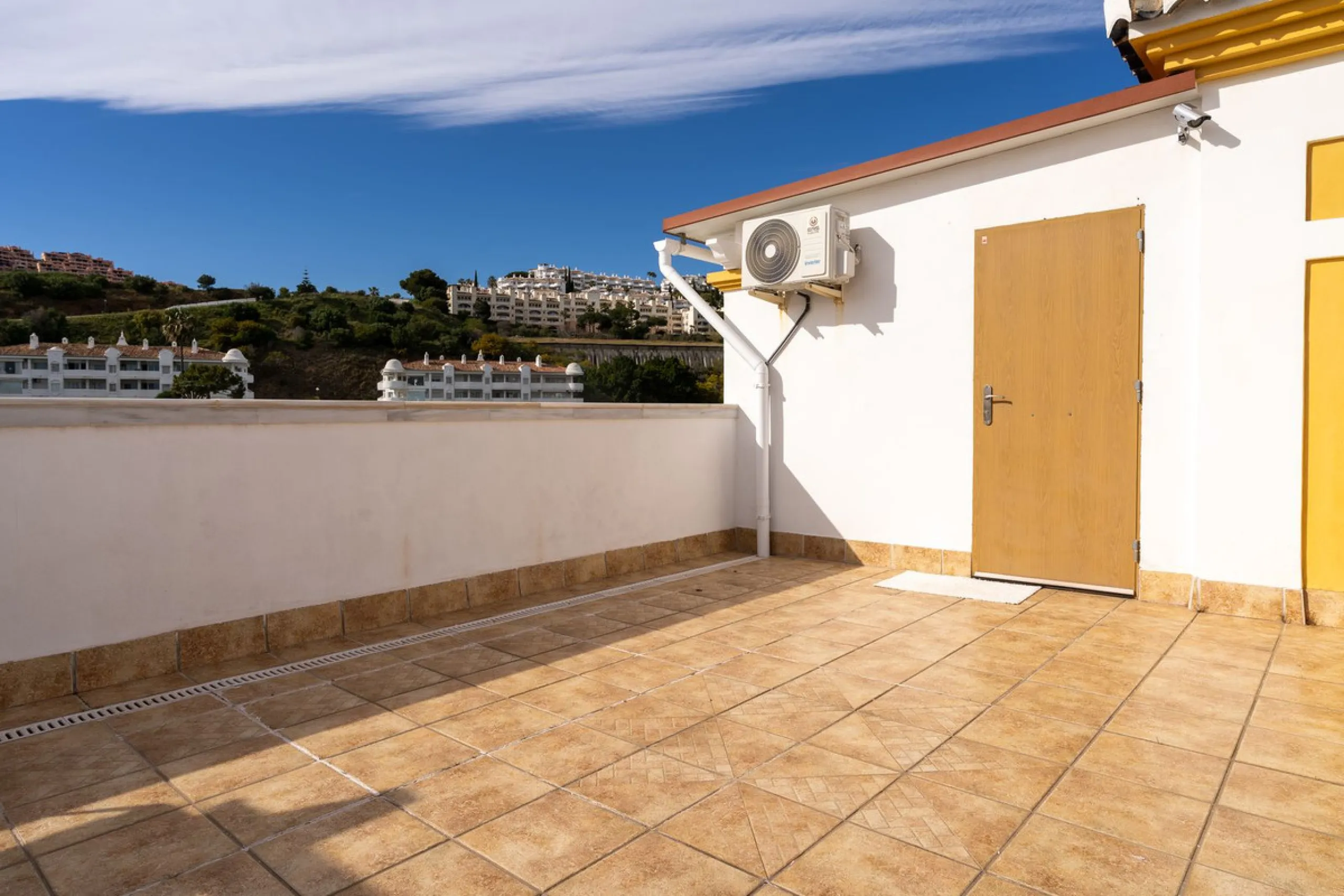 Impressive and spacious townhouse with idyllic valley views, located in the popular area of Calahonda , in a walking distance from the amenities.The townhouse is distributed on 3 floors and has 4 bedrooms, 3 bathrooms, a guest WC, very spacious living roo