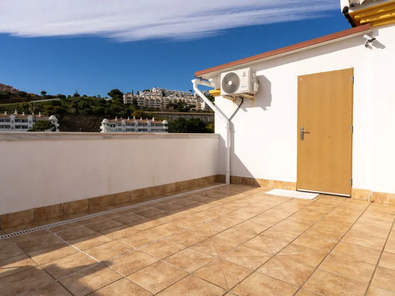 Impressive and spacious townhouse with idyllic valley views, located in the popular area of Calahonda , in a walking distance from the amenities.The townhouse is distributed on 3 floors and has 4 bedrooms, 3 bathrooms, a guest WC, very spacious living roo