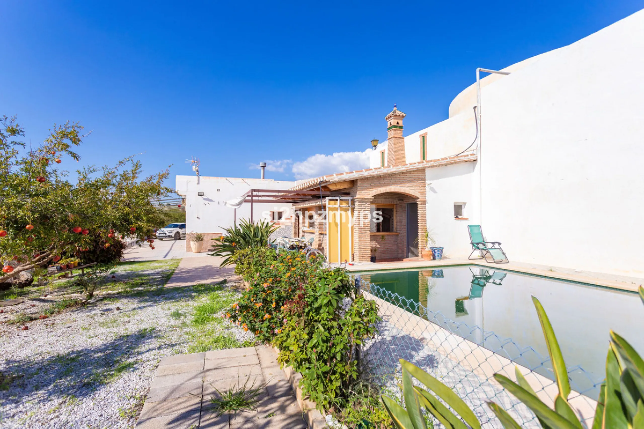 Finca with panoramic views and mango plantation Welcome to this rustic and lovely finca with 10,700 sqm of land and mango plantation located only 3 km from the beach in Lagos and 15 minutes from Torrox Costa via a road in good condition.