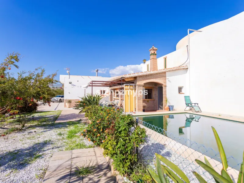 Finca with panoramic views and mango plantation Welcome to this rustic and lovely finca with 10,700 sqm of land and mango plantation located only 3 km from the beach in Lagos and 15 minutes from Torrox Costa via a road in good condition.
