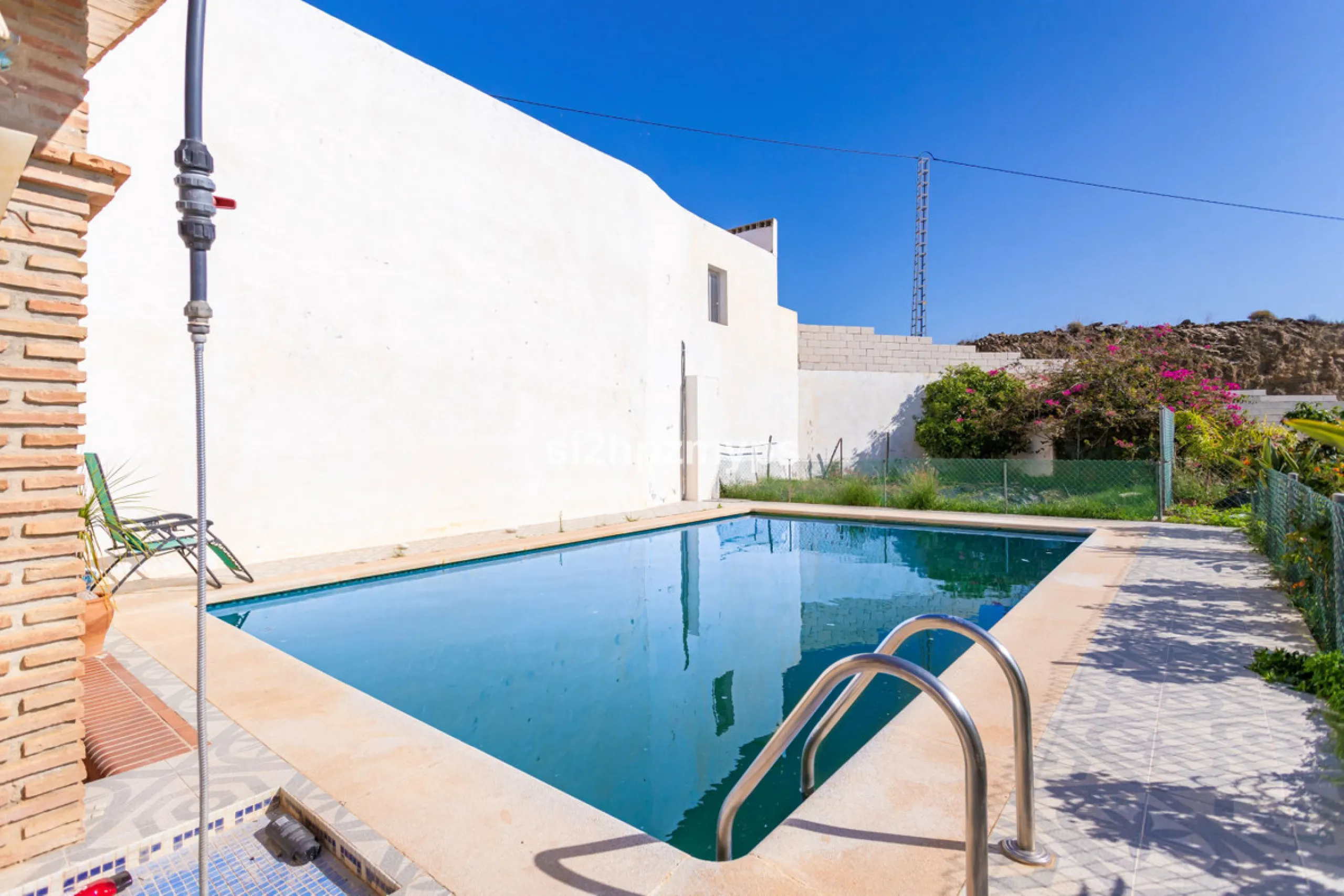 Finca with panoramic views and mango plantation Welcome to this rustic and lovely finca with 10,700 sqm of land and mango plantation located only 3 km from the beach in Lagos and 15 minutes from Torrox Costa via a road in good condition.