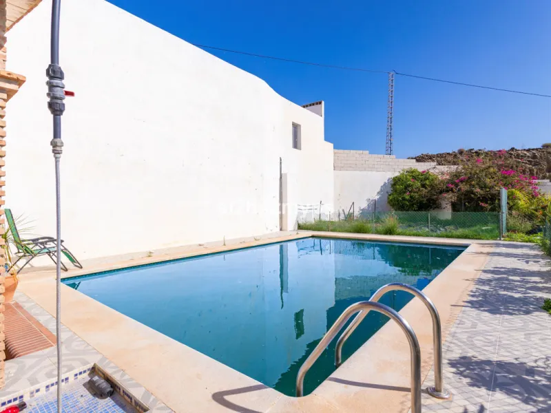 Finca with panoramic views and mango plantation Welcome to this rustic and lovely finca with 10,700 sqm of land and mango plantation located only 3 km from the beach in Lagos and 15 minutes from Torrox Costa via a road in good condition.
