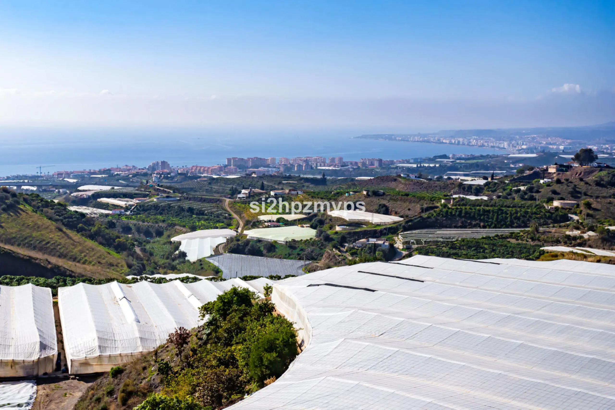 Finca with panoramic views and mango plantation Welcome to this rustic and lovely finca with 10,700 sqm of land and mango plantation located only 3 km from the beach in Lagos and 15 minutes from Torrox Costa via a road in good condition.